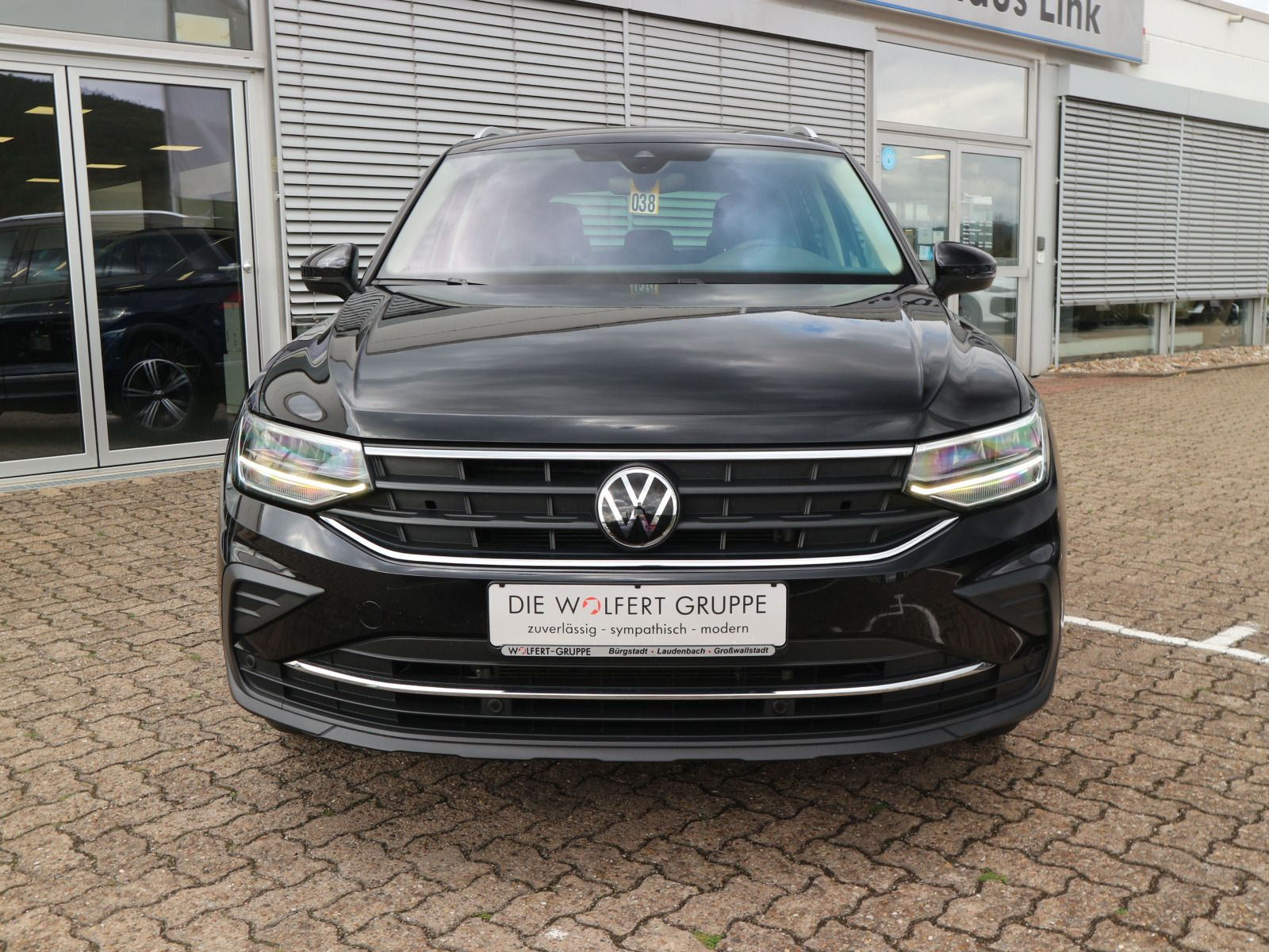 Fahrzeugabbildung Volkswagen Tiguan Active 1.5 TSI ACC LED RFK NAVI CARPLAY