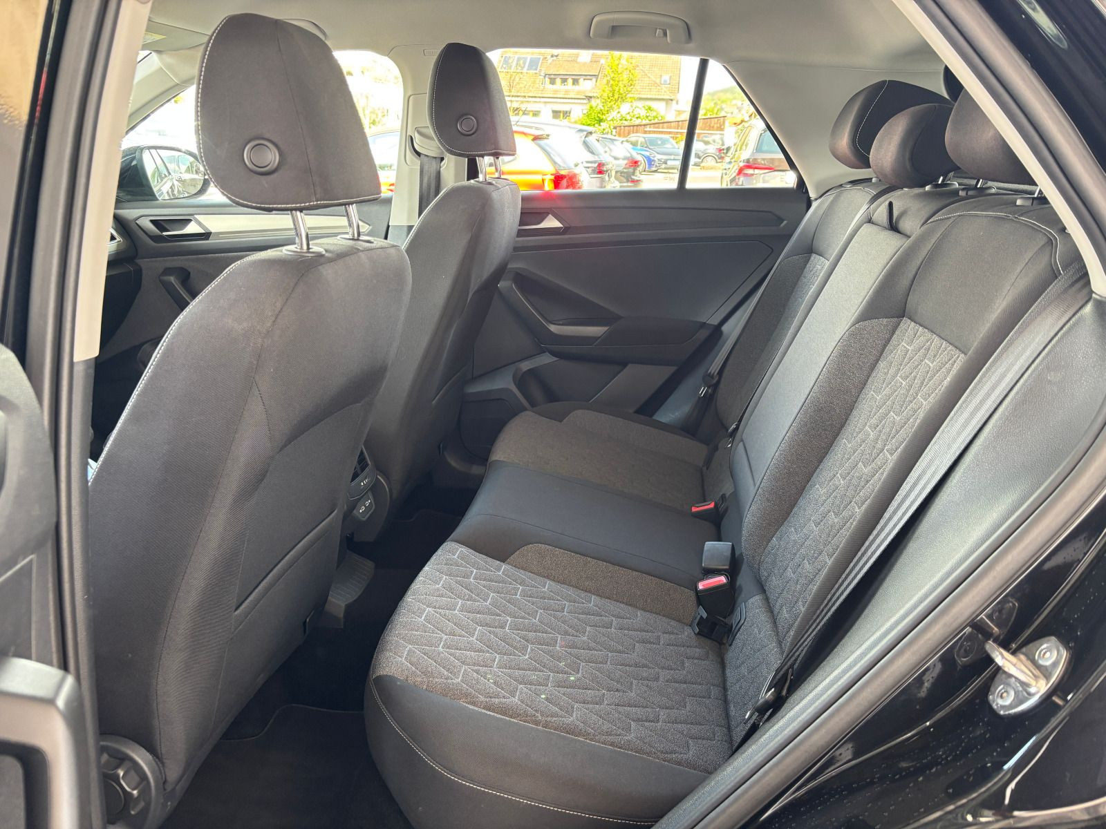 Fahrzeugabbildung Volkswagen T-Roc Move 1.0 TSI RFK LIGHTASSIST CARPLAY LED