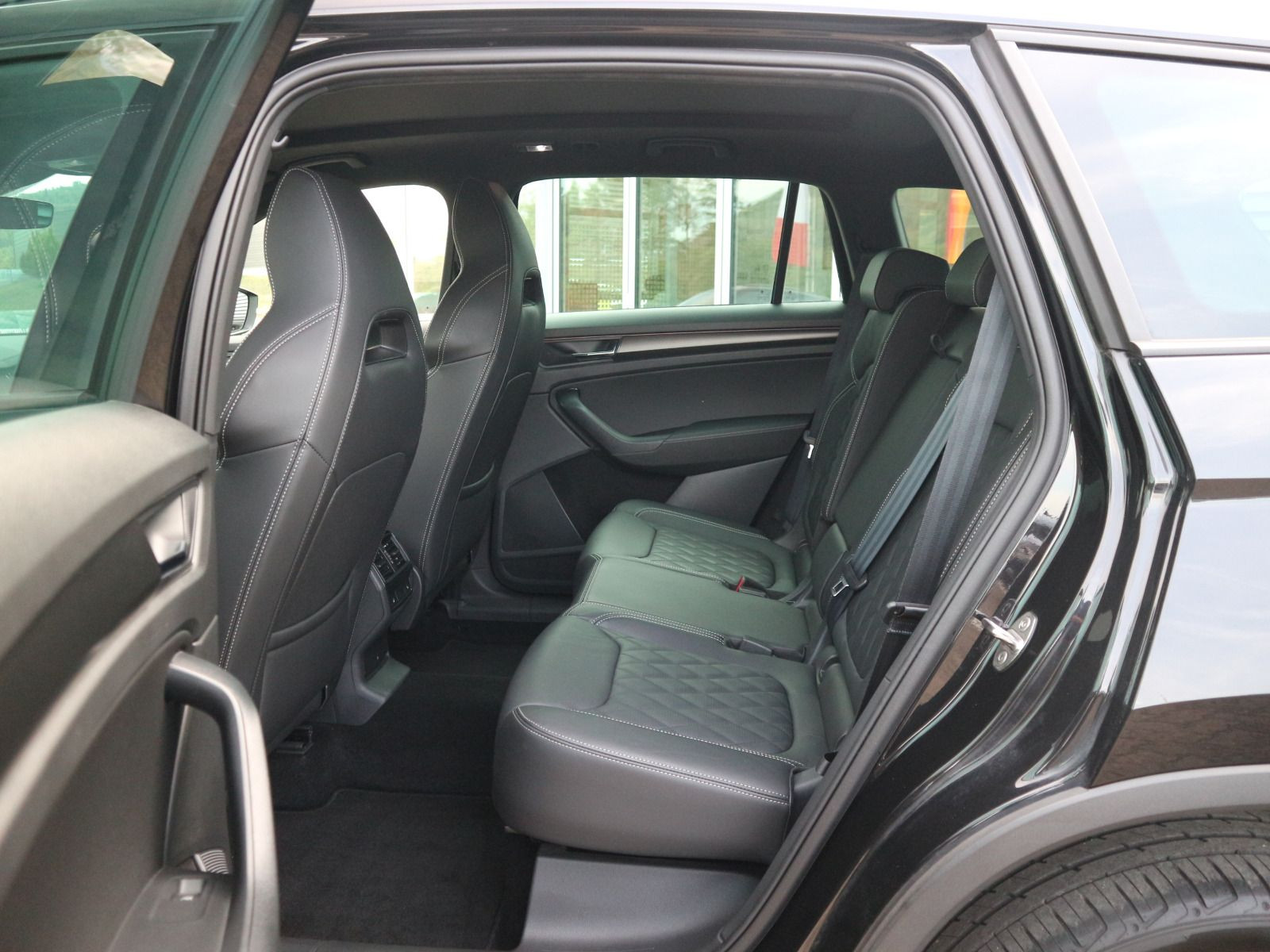 Fahrzeugabbildung SKODA Kodiaq Sportline 2.0 TDI DSG 4x4 PANO AHK MATRIX RFK