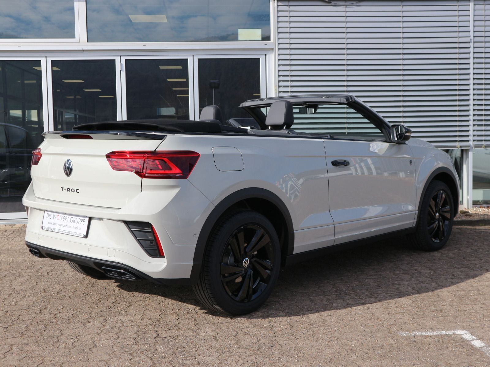 Fahrzeugabbildung Volkswagen T-Roc Cabriolet R-Line Edition Karmann 1.5 l TSI OPF (150 PS) DSG*AHK*WINTERRÄDER*LIMITIERT*