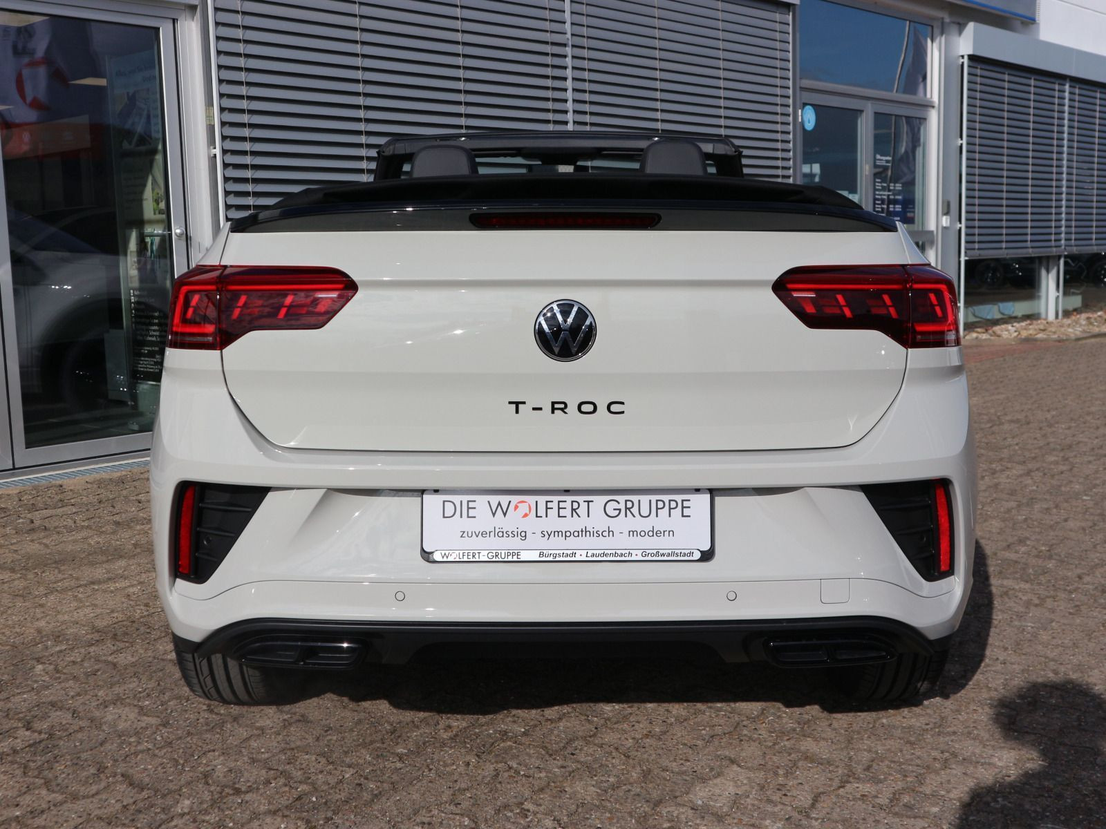 Fahrzeugabbildung Volkswagen T-Roc Cabriolet R-Line Edition Karmann 1.5 l TSI OPF (150 PS) DSG*AHK*WINTERRÄDER*LIMITIERT*