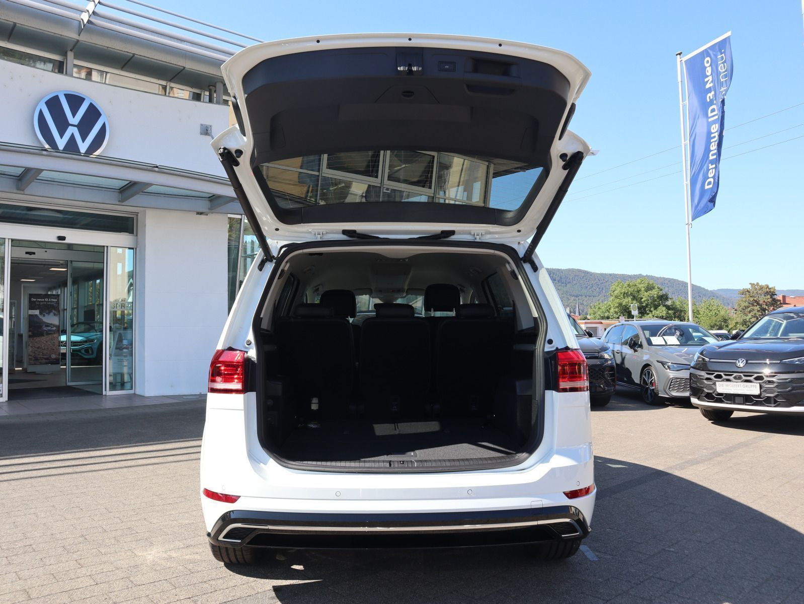 Fahrzeugabbildung Volkswagen Touran ENERGY 1,5 TSI OPF (150 PS) DSG*R-LINE*NAVI*7-SITZER*