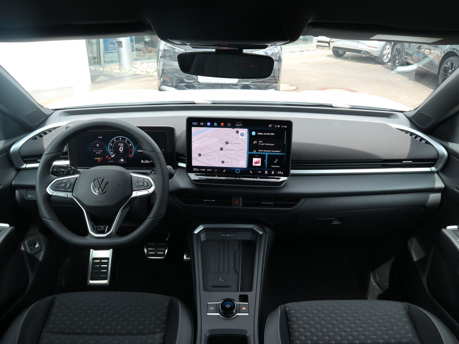 Fahrzeugabbildung Volkswagen T-Roc R-Line 1.5 eTSI DSG AHK KEYLESS IQ.LIGHT