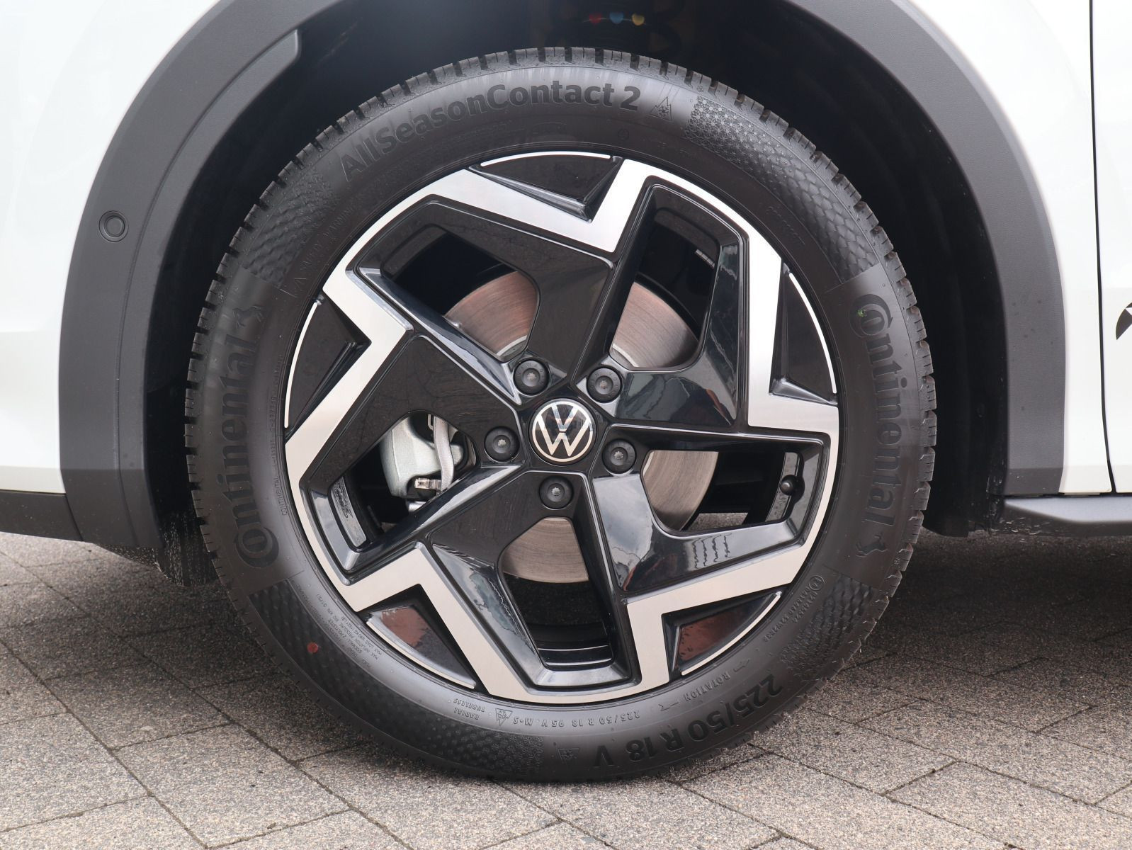 Fahrzeugabbildung Volkswagen T-Roc R-Line 1.5 eTSI DSG AHK KEYLESS IQ.LIGHT