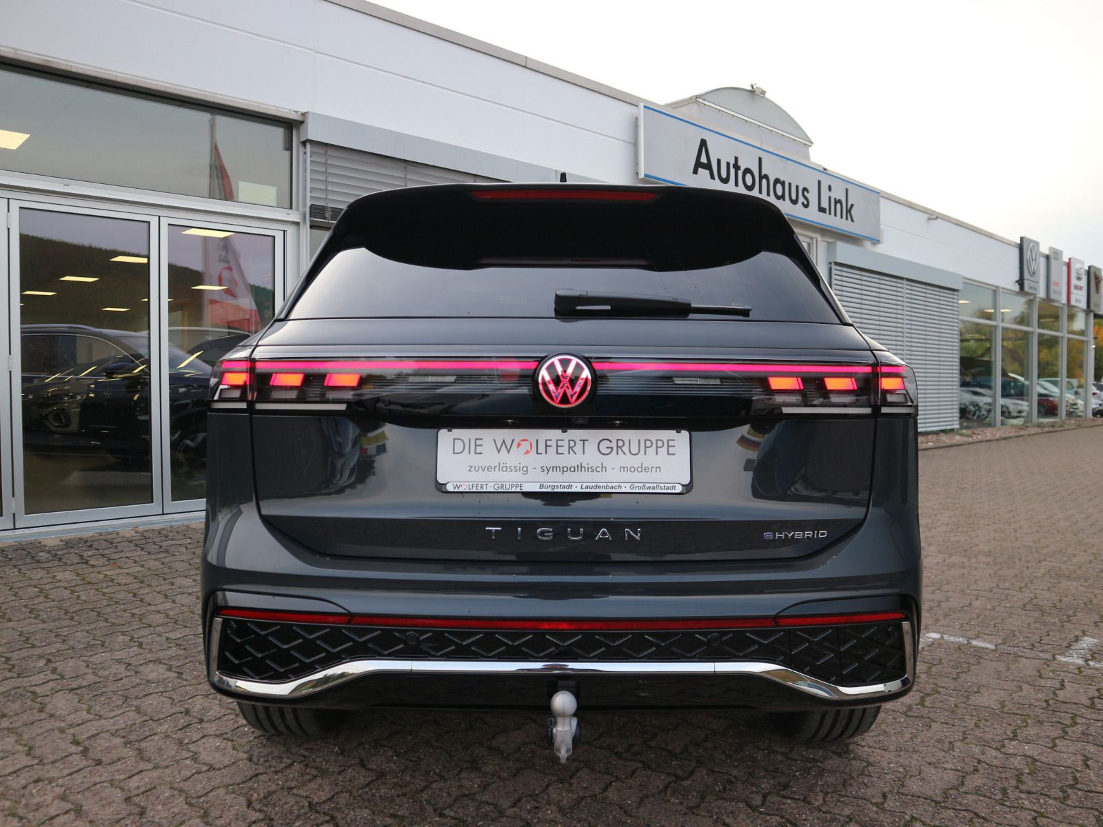 Fahrzeugabbildung Volkswagen Tiguan R-Line 1,5 eHybrid OPF (150 PS) / (115 PS) DSG*AHK*WINTERRÄDER*