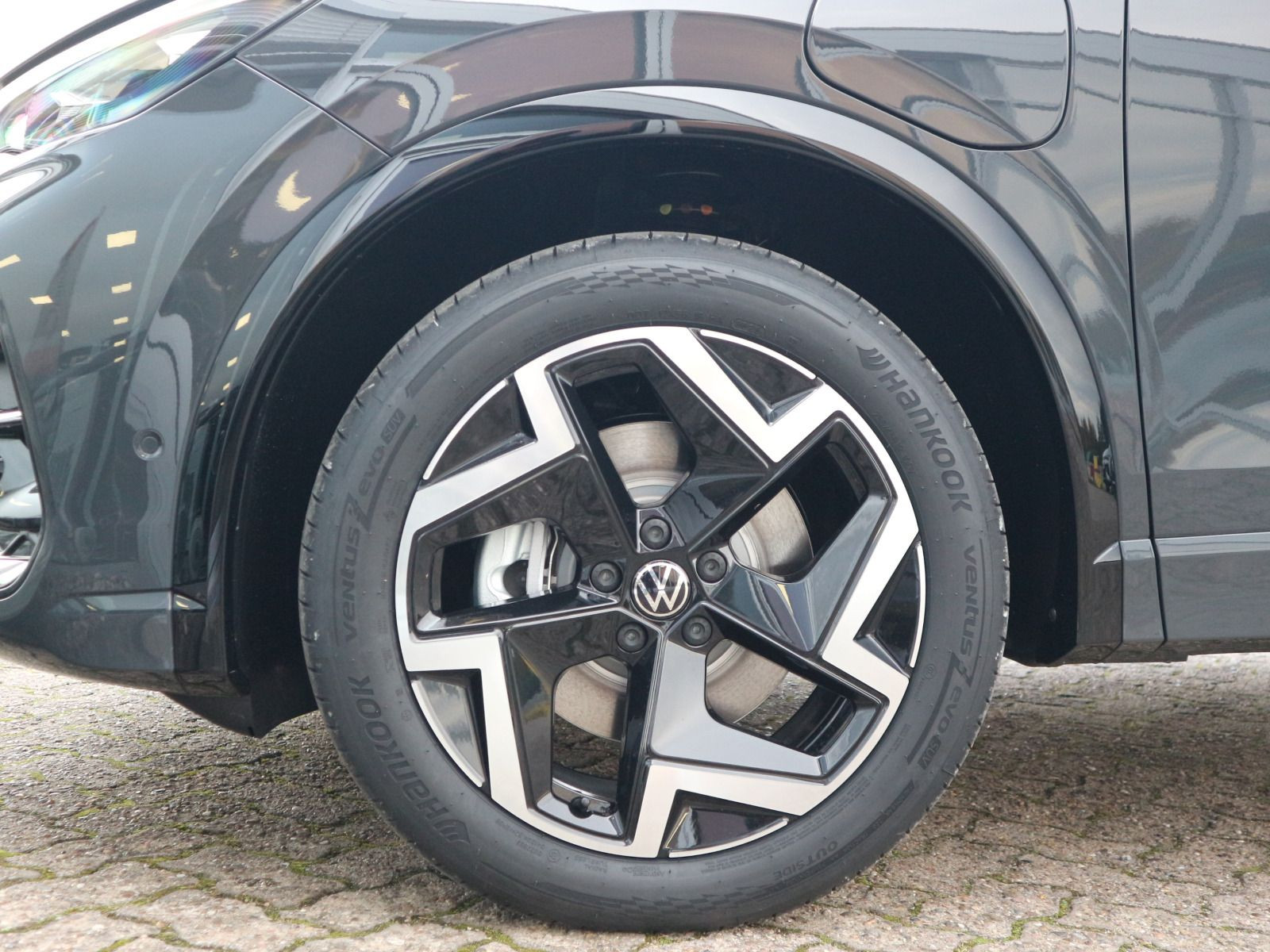 Fahrzeugabbildung Volkswagen Tiguan R-Line 1,5 eHybrid OPF (150 PS) / (115 PS) DSG*AHK*WINTERRÄDER*