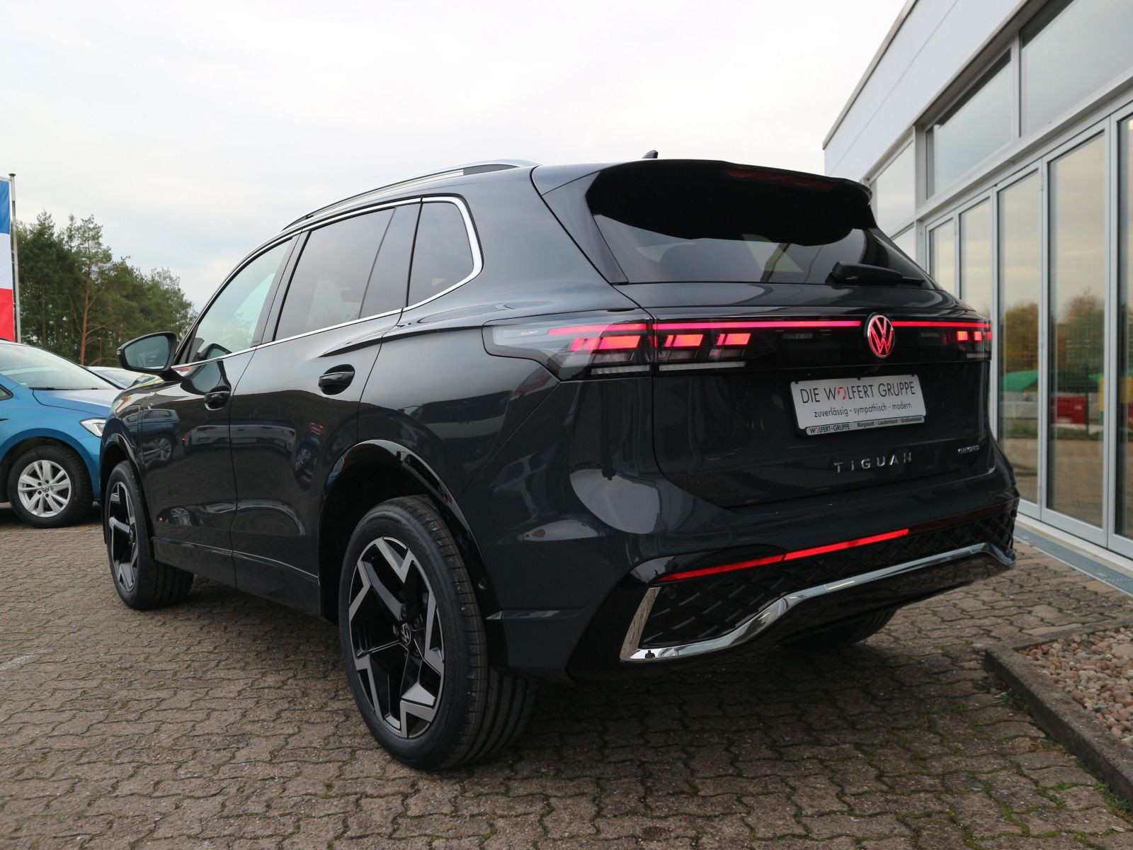 Fahrzeugabbildung Volkswagen Tiguan R-Line 1,5 eHybrid OPF (150 PS) / (115 PS) DSG*AHK*WINTERRÄDER*