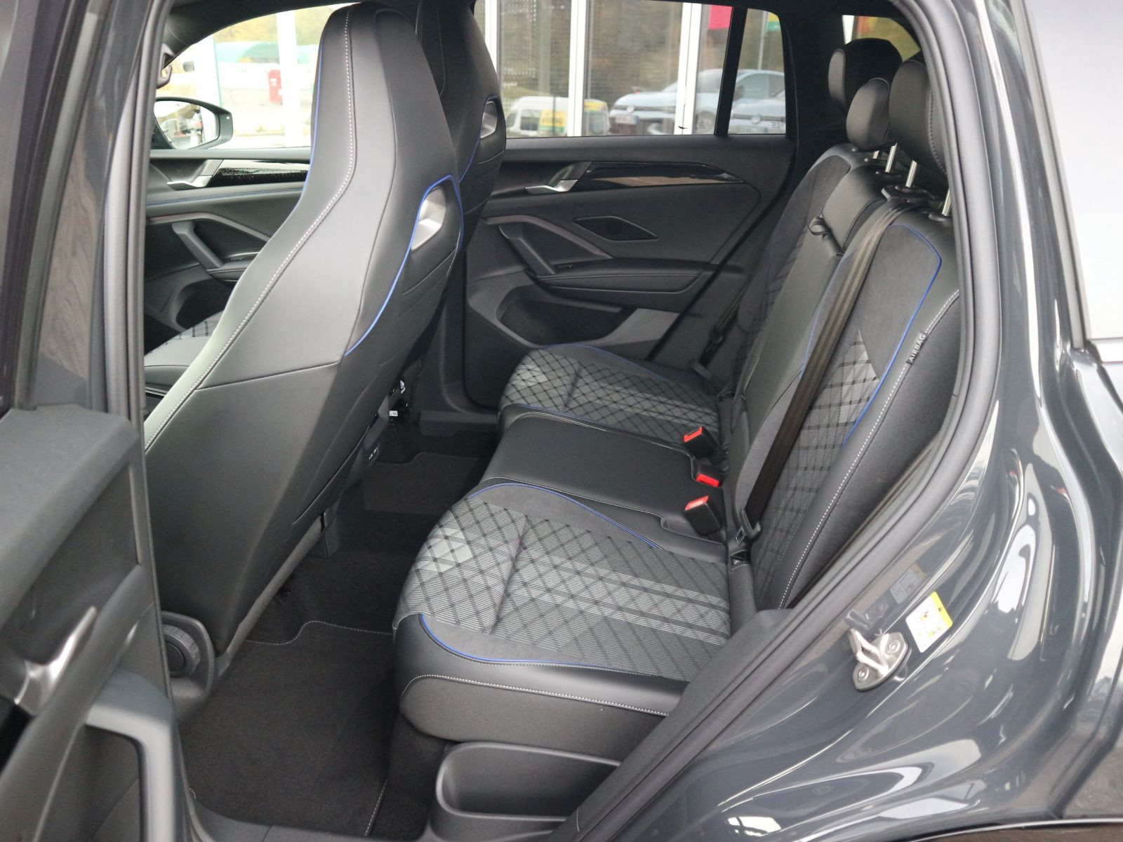 Fahrzeugabbildung Volkswagen Tiguan R-Line 1,5 eHybrid OPF (150 PS) / (115 PS) DSG*AHK*WINTERRÄDER*