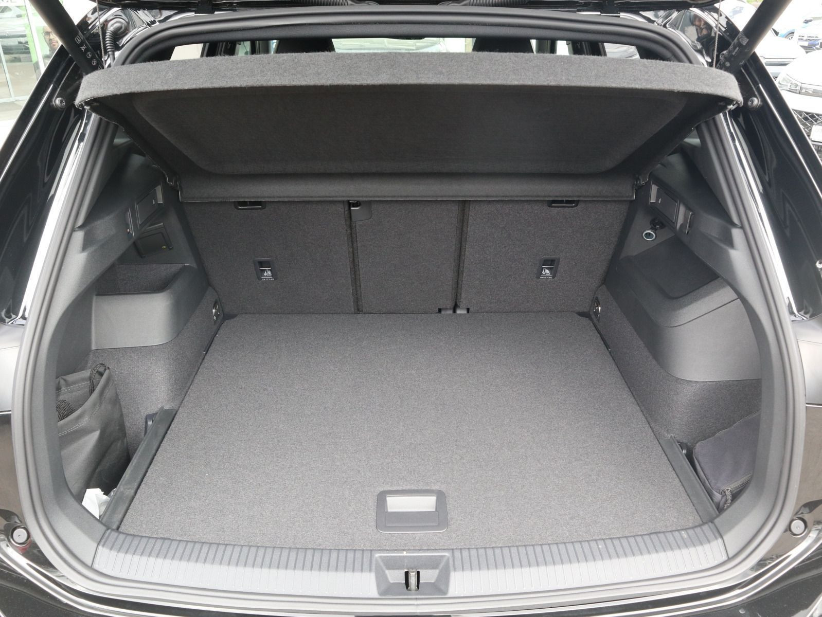 Fahrzeugabbildung Volkswagen Tiguan R-Line 2,0 l TDI SCR 4MOTION (193 PS) DSG*WINTERRÄDER*AHK*STHZG*