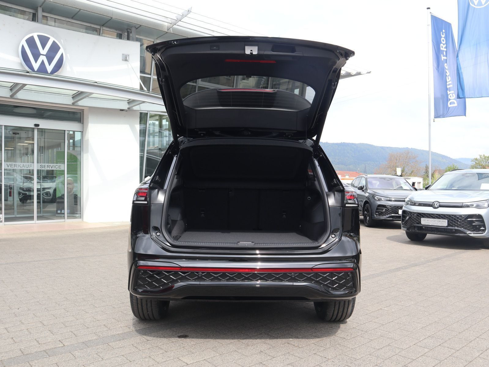 Fahrzeugabbildung Volkswagen Tiguan R-Line 2,0 l TDI SCR 4MOTION (193 PS) DSG*WINTERRÄDER*AHK*STHZG*