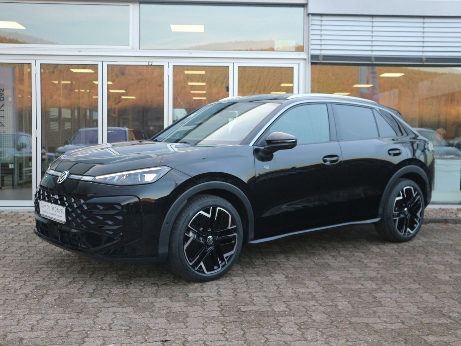 Fahrzeugabbildung Volkswagen T-Roc R-Line 1.5 eTSI OPF (150 PS) DSG *AHK*WINTERRÄDER*NAVI*NEUES MODELL*