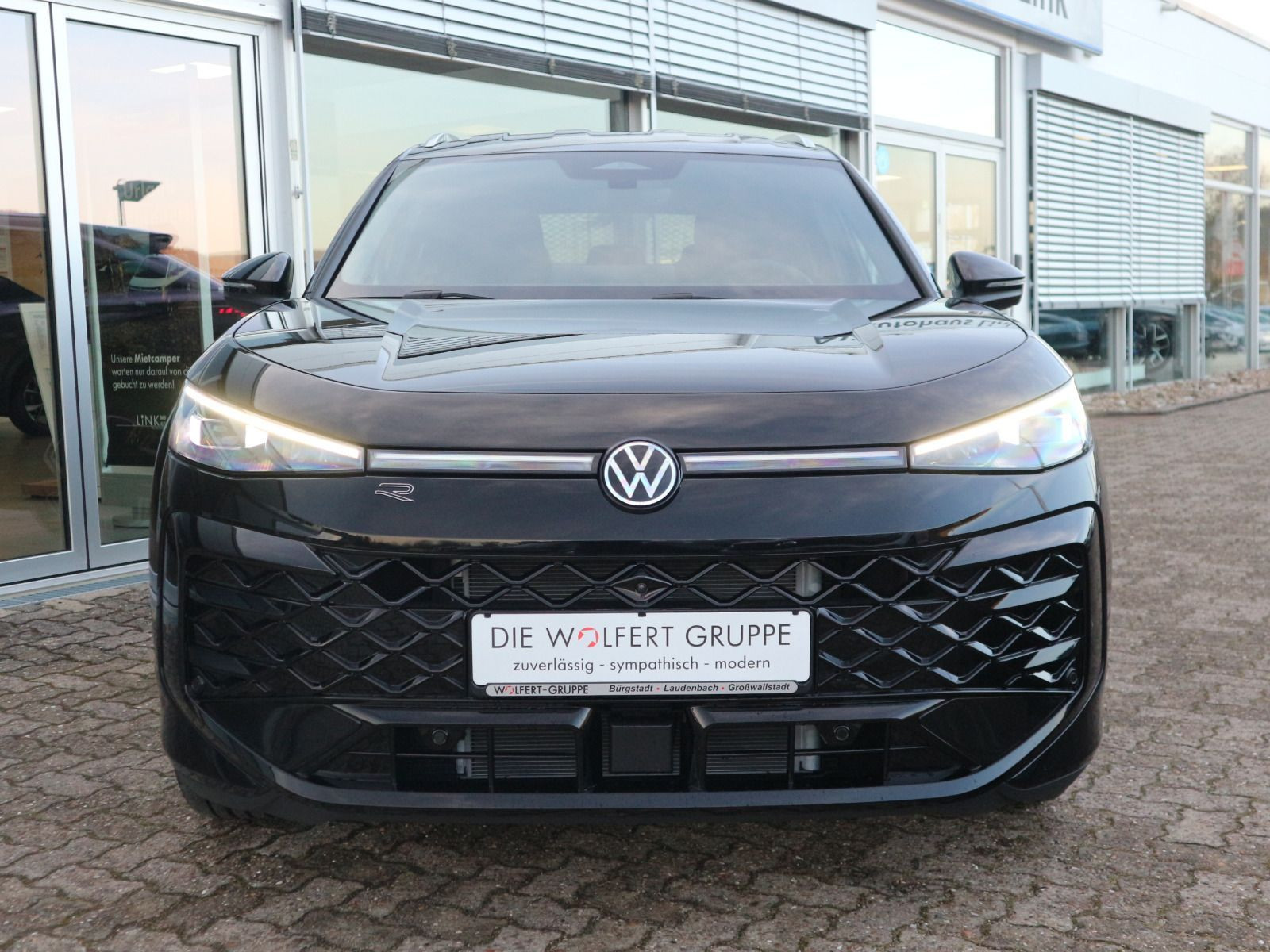 Fahrzeugabbildung Volkswagen T-Roc R-Line 1.5 eTSI OPF (150 PS) DSG *AHK*WINTERRÄDER*NAVI*NEUES MODELL*