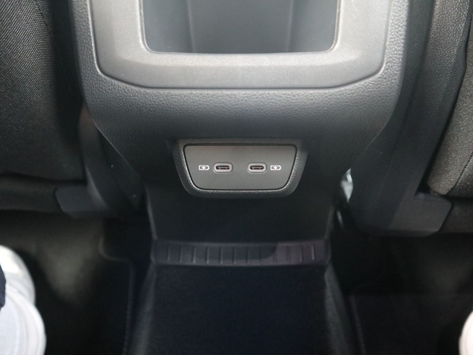 Fahrzeugabbildung Volkswagen T-Cross R-Line 1.5 TSI ACT OPF (150 PS) DSG*AHK*RFK*BLACKSTYLE*NAVI*
