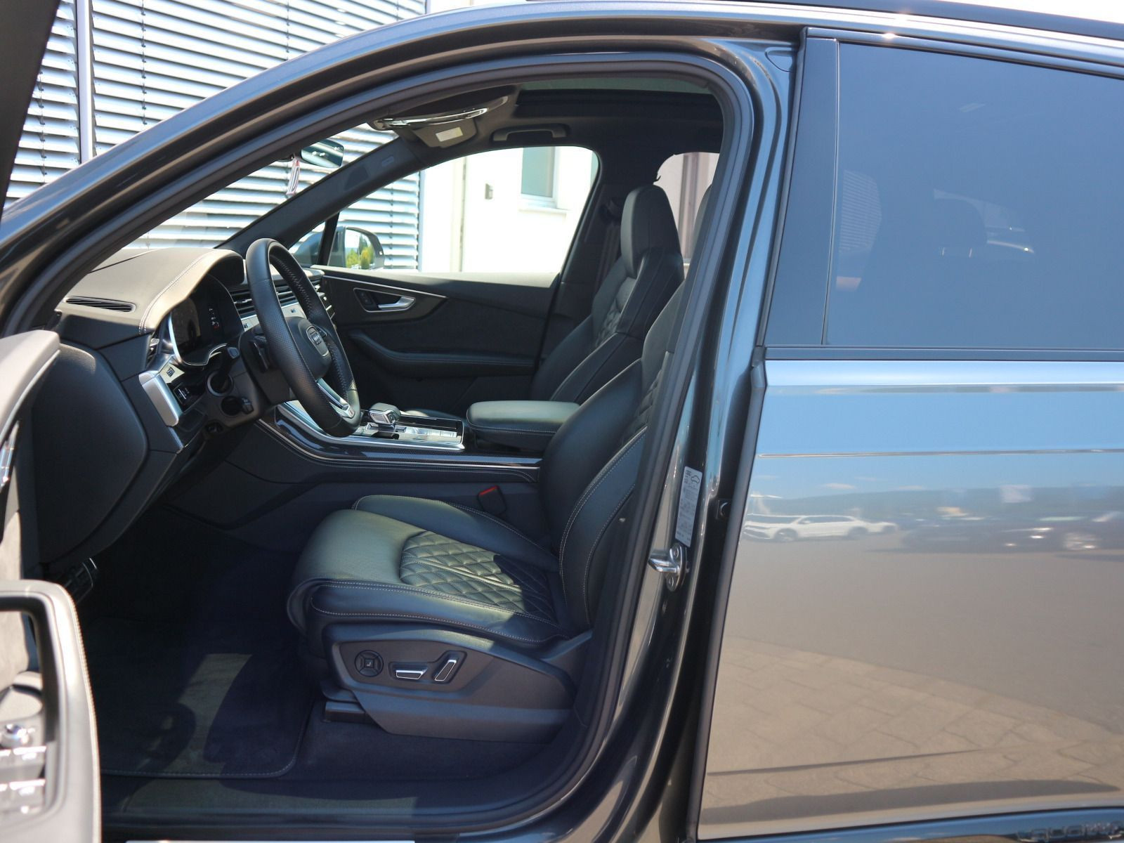 Fahrzeugabbildung Audi SQ7 4.0 TDI quattro HUD*PANO*B&O*AHK*SHZ*CARPLAY