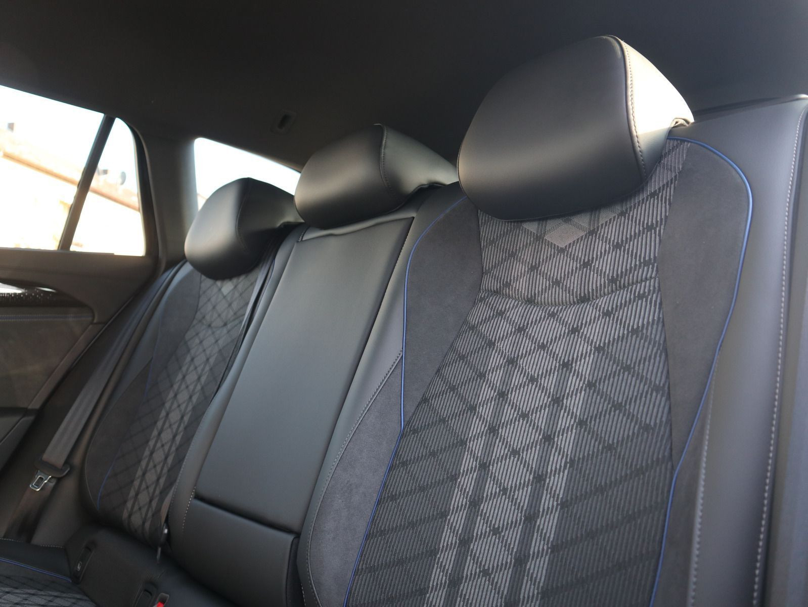 Fahrzeugabbildung Volkswagen Passat R-Line 2,0 TDI SCR (150 PS) DSG *AHK*BLACKSTYLE*NAVI*WINTERRÄDER*