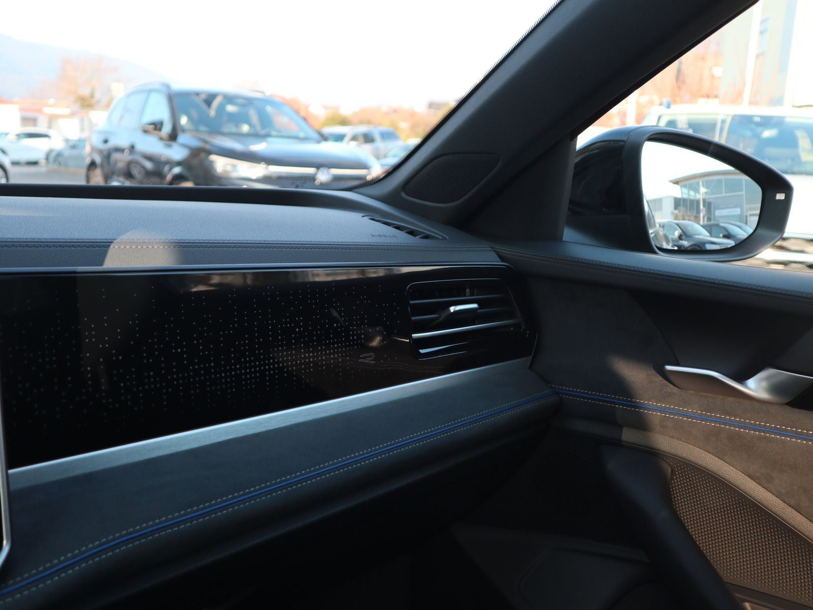 Fahrzeugabbildung Volkswagen Passat R-Line 2,0 TDI SCR (150 PS) DSG *AHK*BLACKSTYLE*NAVI*WINTERRÄDER*