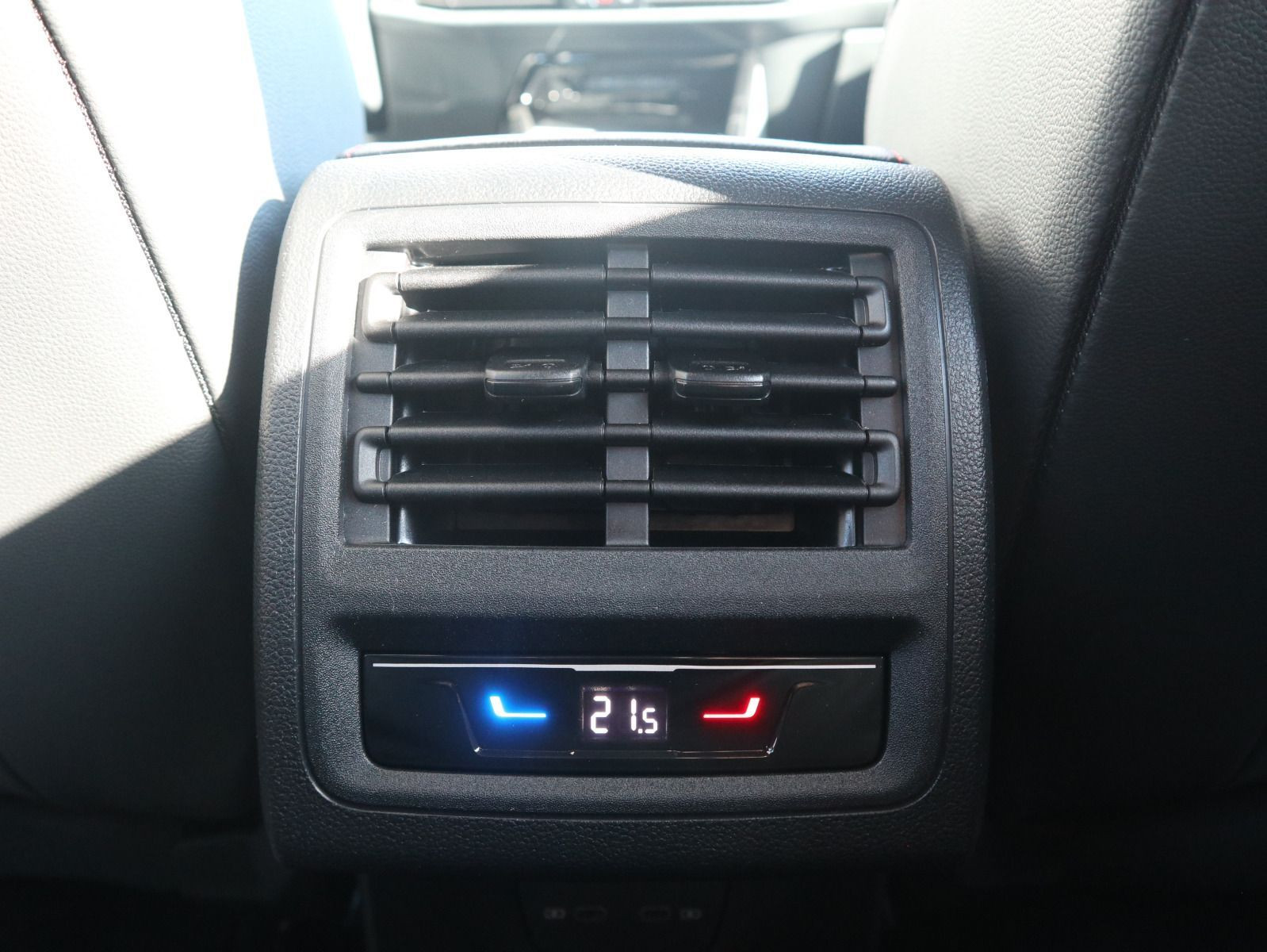 Fahrzeugabbildung Volkswagen Golf GTI Clubsport 2,0 TSI OPF (300 PS) DSG *NAVI*BLACKSTYLE*19 ZOLL WARMENAU*