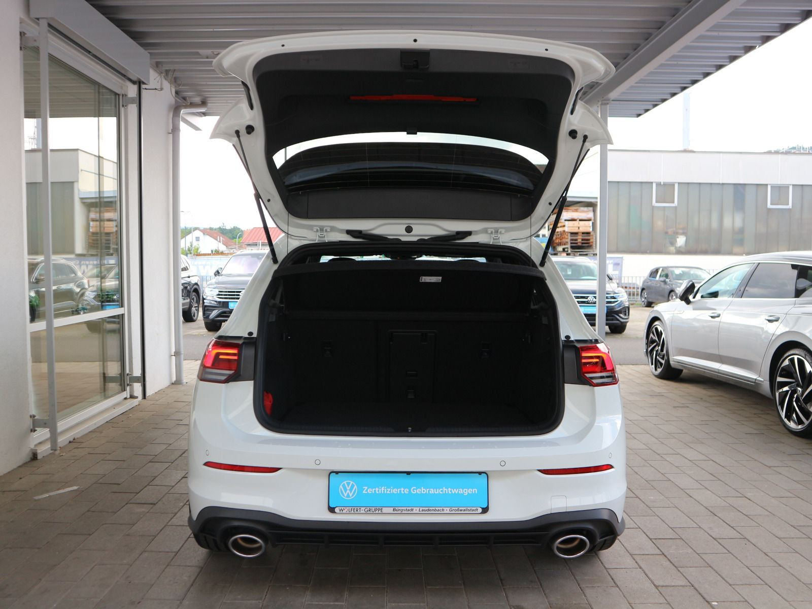Fahrzeugabbildung Volkswagen Golf GTI Clubsport 2,0 TSI OPF (300 PS) DSG*PANORAMA*BlackStyle*Winterräder*