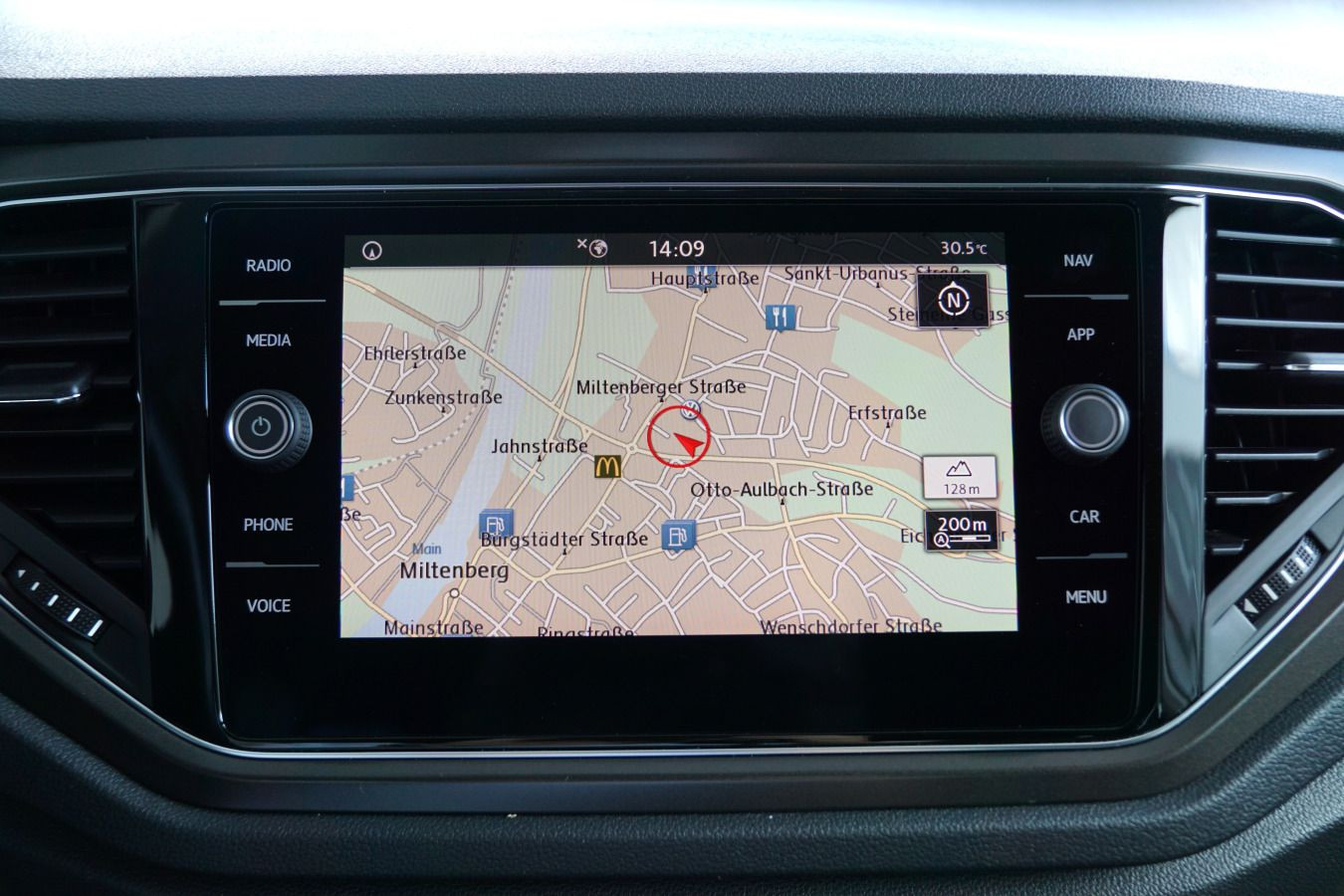 Fahrzeugabbildung Volkswagen T-Roc 1.5 TSI AHK ACC LED NAVI CARPLAY