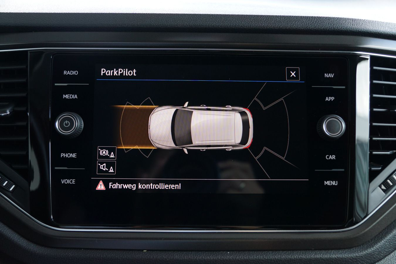 Fahrzeugabbildung Volkswagen T-Roc 1.5 TSI AHK ACC LED NAVI CARPLAY