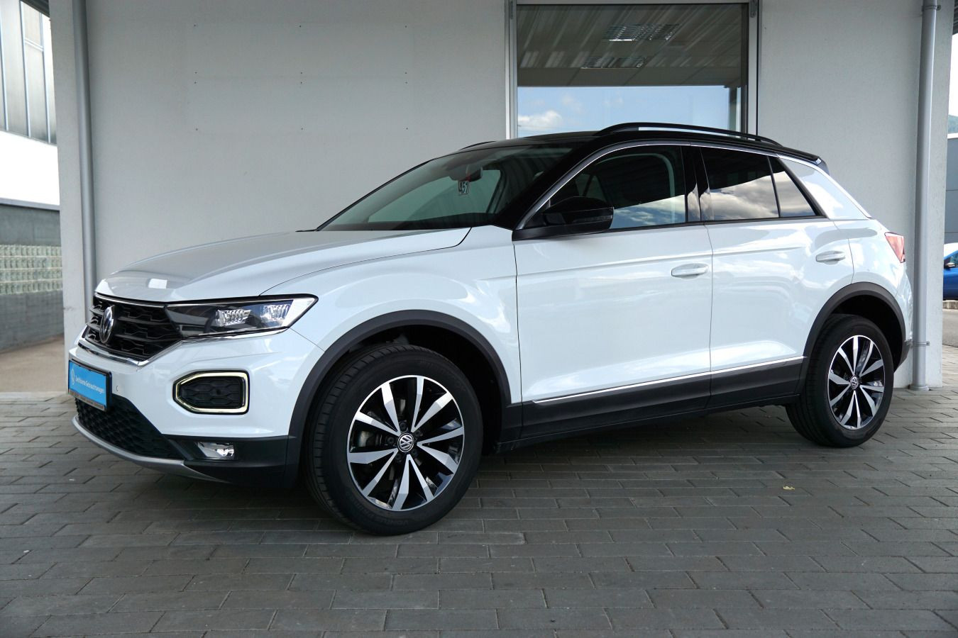 Fahrzeugabbildung Volkswagen T-Roc 1.5 TSI AHK ACC LED NAVI CARPLAY