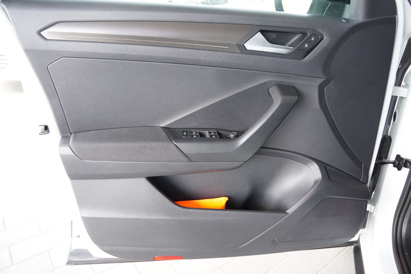Fahrzeugabbildung Volkswagen T-Roc 1.5 TSI AHK ACC LED NAVI CARPLAY