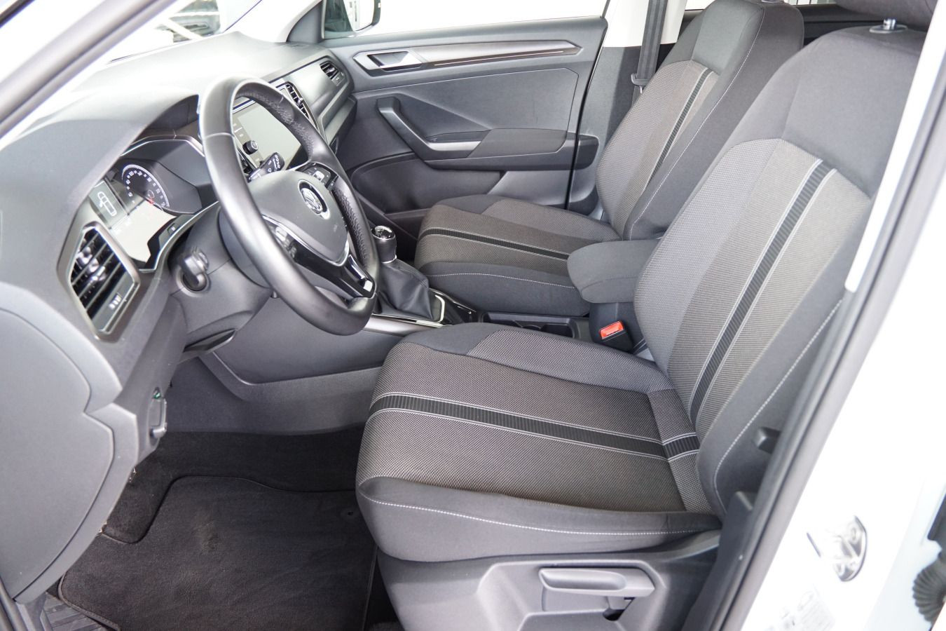 Fahrzeugabbildung Volkswagen T-Roc 1.5 TSI AHK ACC LED NAVI CARPLAY