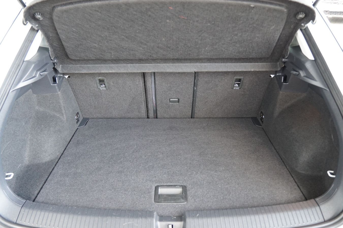 Fahrzeugabbildung Volkswagen T-Roc 1.5 TSI AHK ACC LED NAVI CARPLAY