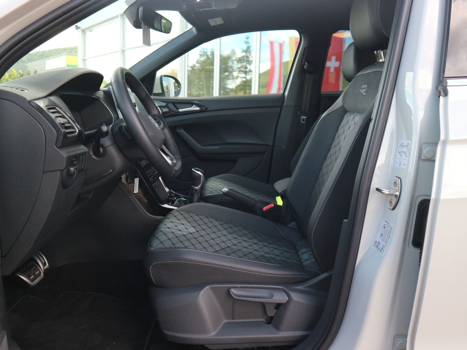 Fahrzeugabbildung Volkswagen T-Cross R-Line 1.0 TSI DSG RFK MATRIX NAVI CARPLAY