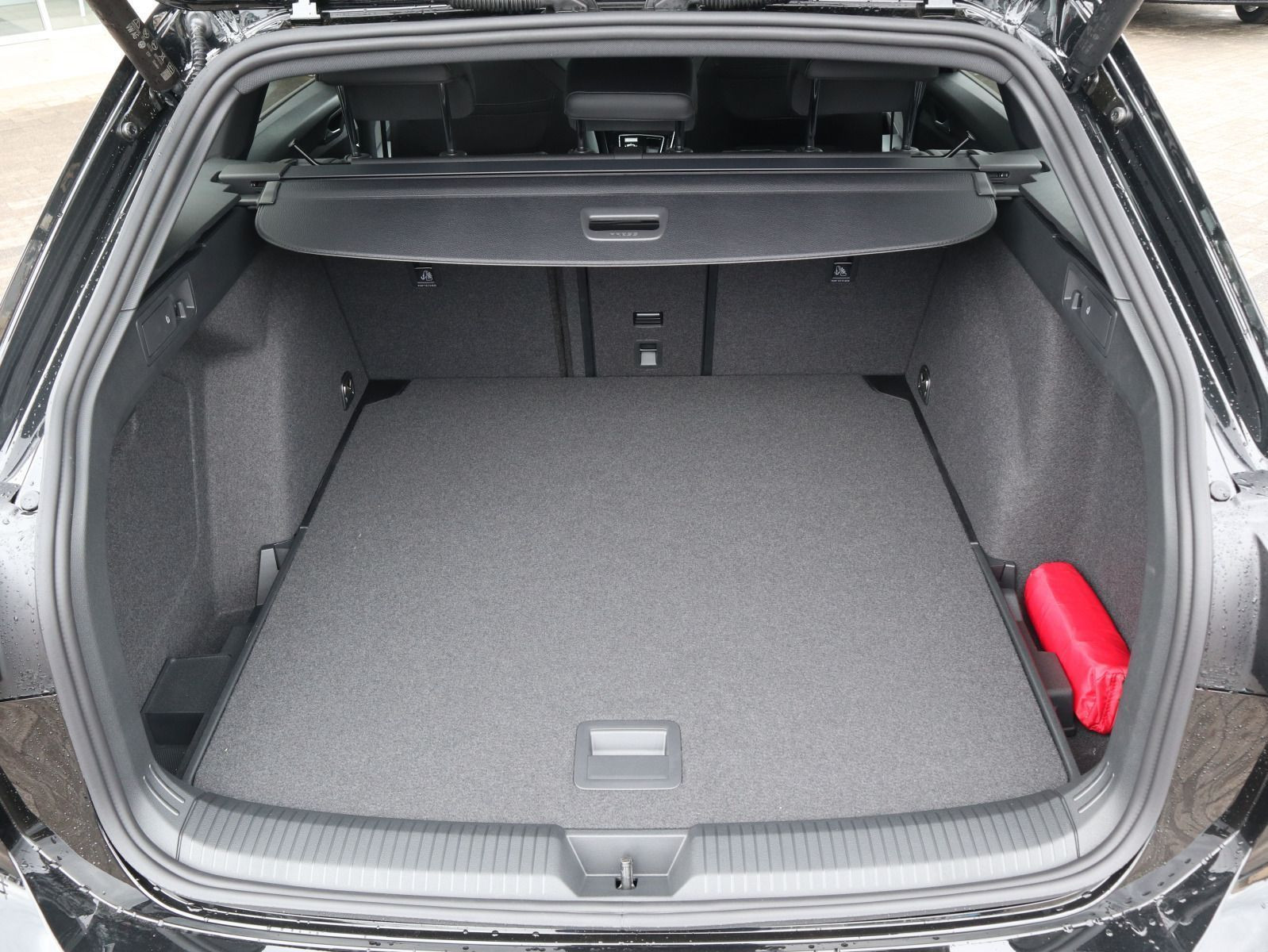 Fahrzeugabbildung Volkswagen Golf Variant R-Line 1,5 eTSI OPF (150 PS) DSG *AHK*NAVI*BLACKSTYLE