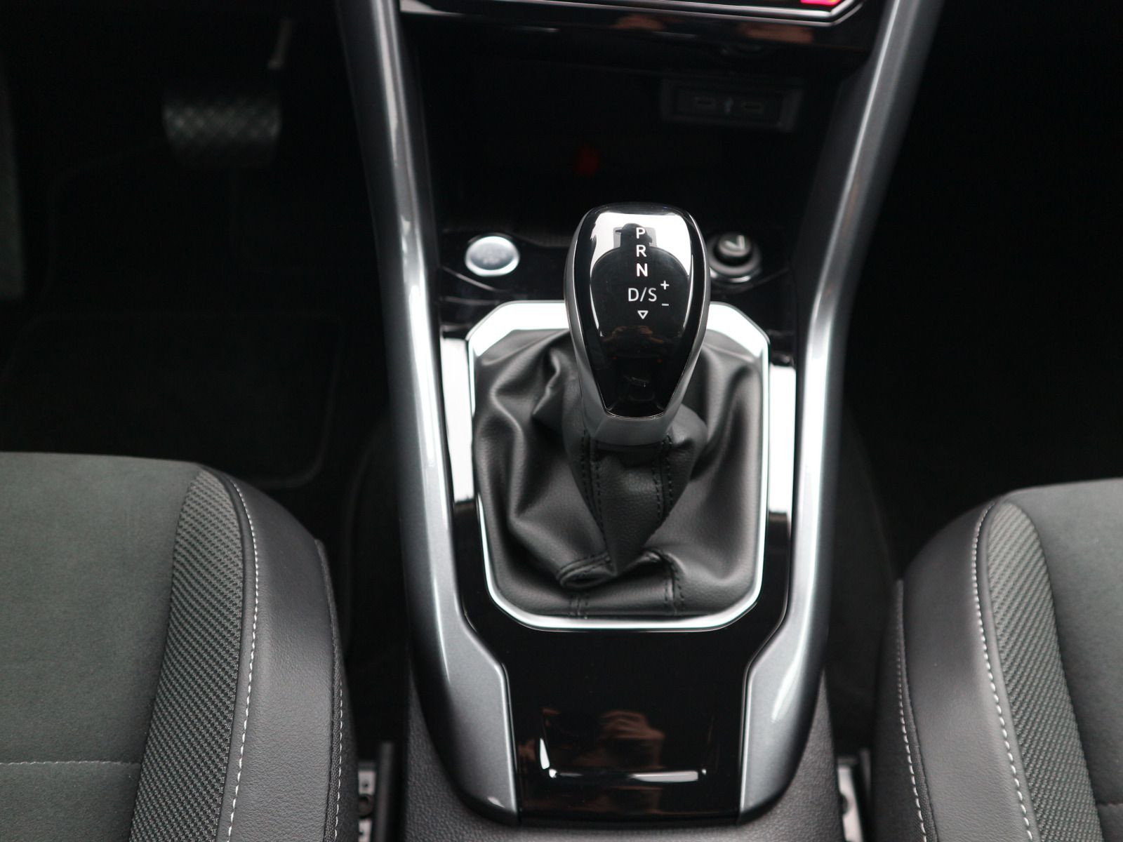 Fahrzeugabbildung Volkswagen T-Roc Style 1.5 TSI DSG AHK STHZG KEYLESS ACC