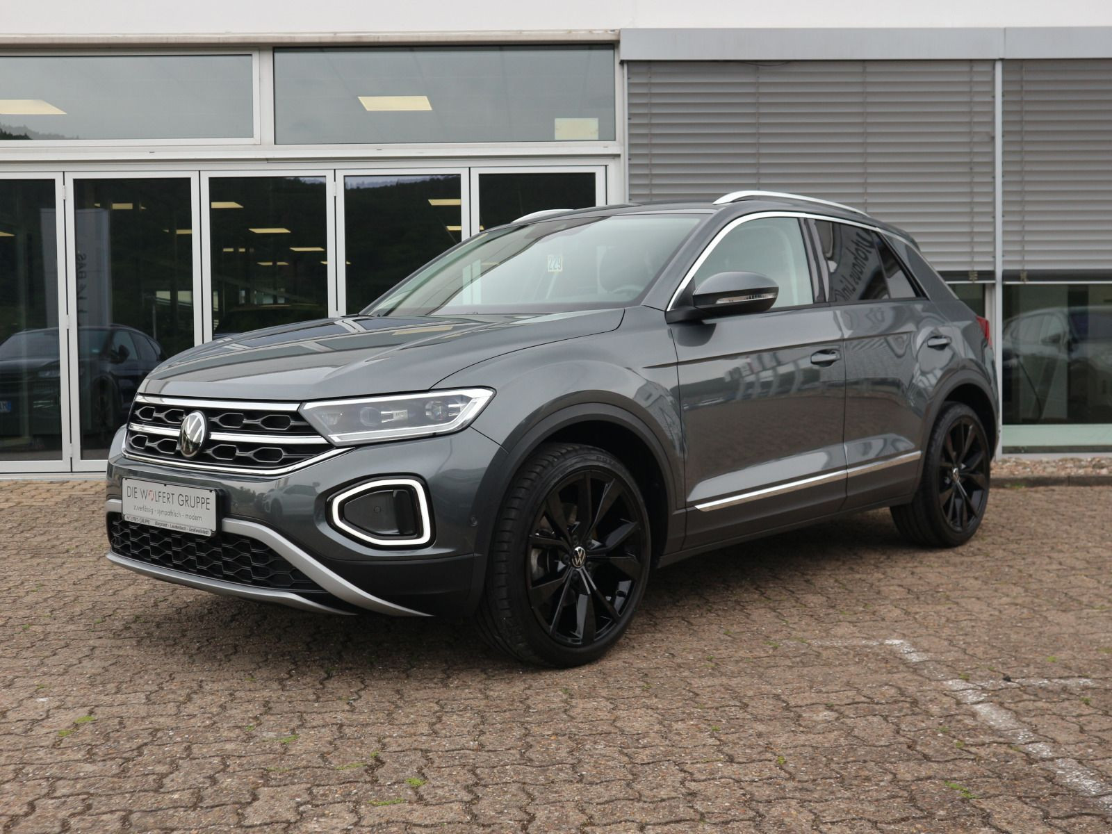 Fahrzeugabbildung Volkswagen T-Roc Style 1.5 TSI DSG AHK STHZG KEYLESS ACC