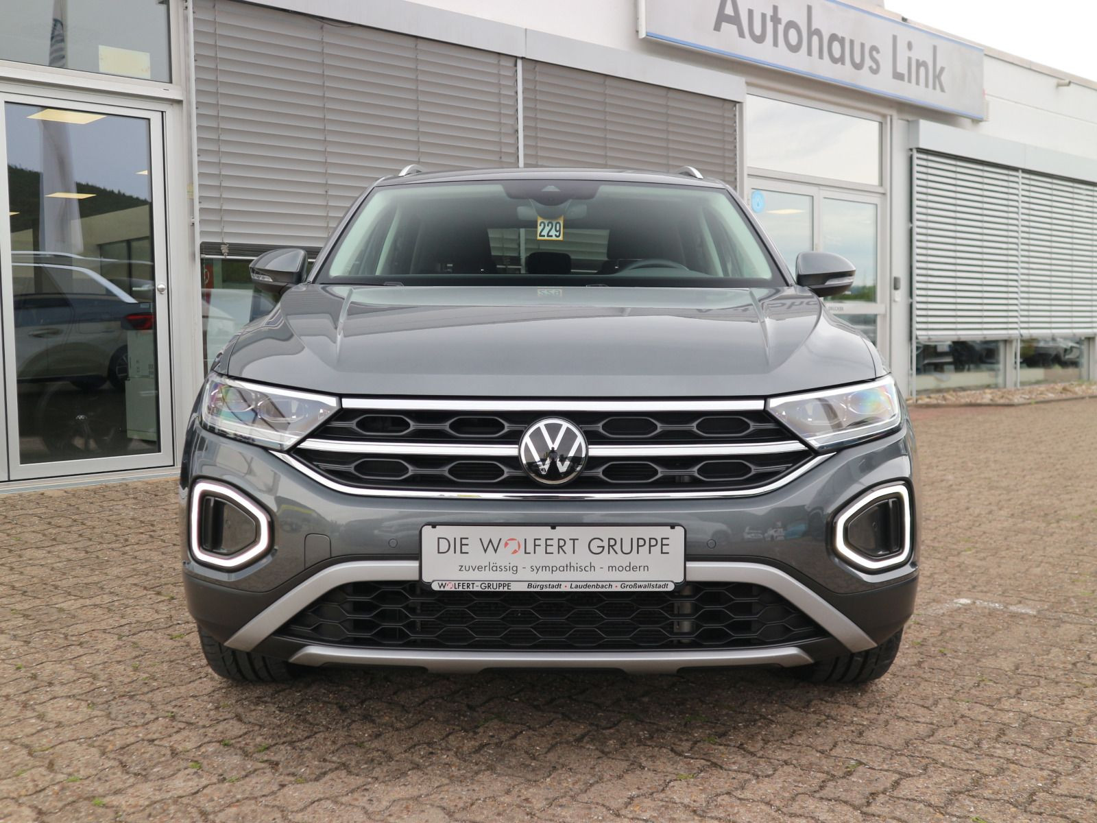 Fahrzeugabbildung Volkswagen T-Roc Style 1.5 TSI DSG AHK STHZG KEYLESS ACC