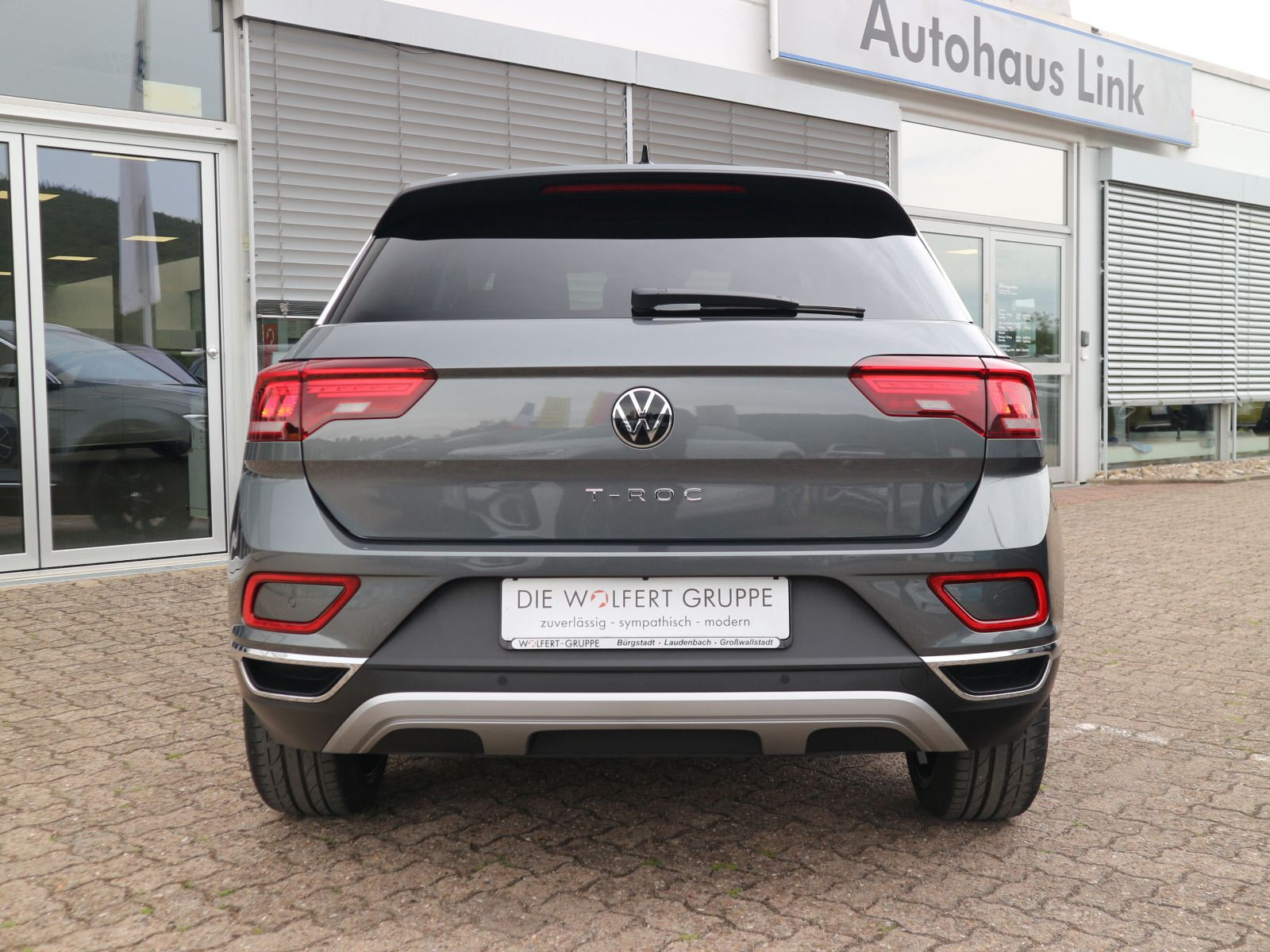 Fahrzeugabbildung Volkswagen T-Roc Style 1.5 TSI DSG AHK STHZG KEYLESS ACC