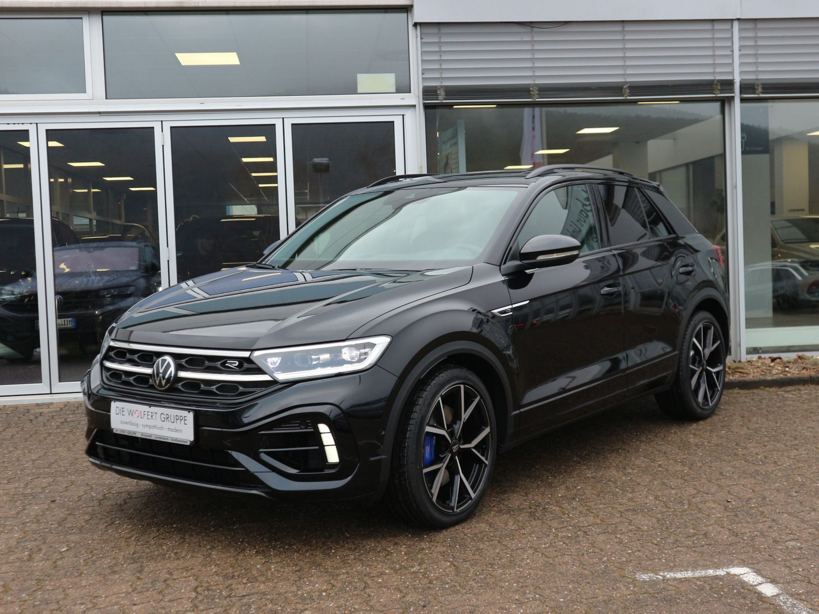 Fahrzeugabbildung Volkswagen T-Roc R 2.0 TSI OPF 4MOTION (300 PS) DSG*AHK*AKRAPOVIC*PANORAMA*LEDER*WINTERRÄDER*BLACKSTYLE*