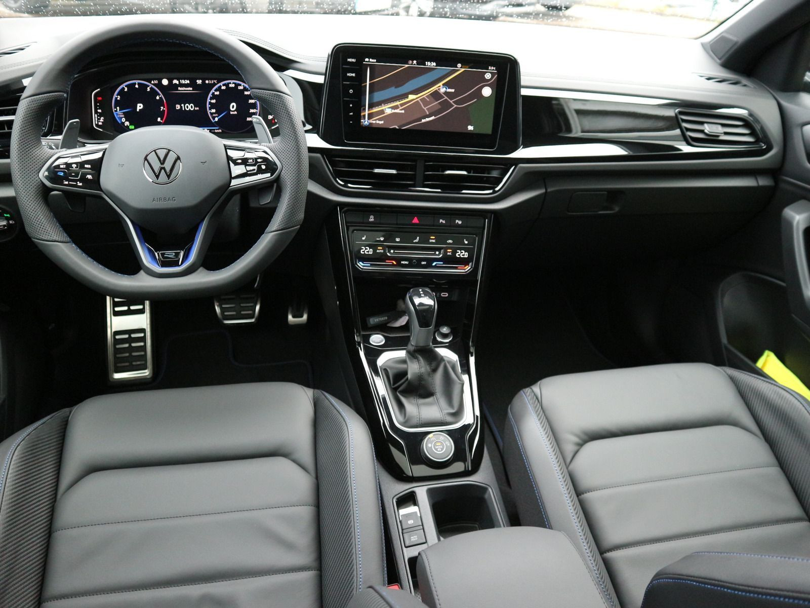 Fahrzeugabbildung Volkswagen T-Roc R 2.0 TSI OPF 4MOTION (300 PS) DSG*AHK*AKRAPOVIC*PANORAMA*LEDER*WINTERRÄDER*BLACKSTYLE*