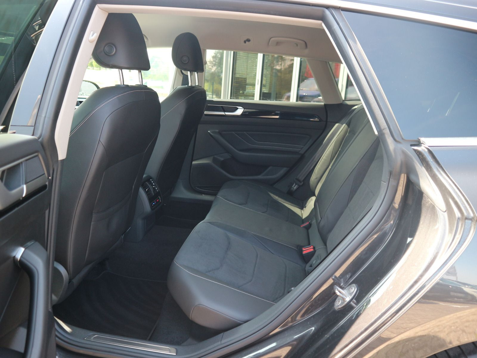 Fahrzeugabbildung Volkswagen Arteon SB Elegance 1.4 TSI eHybrid DSG AHK 360° NAVI