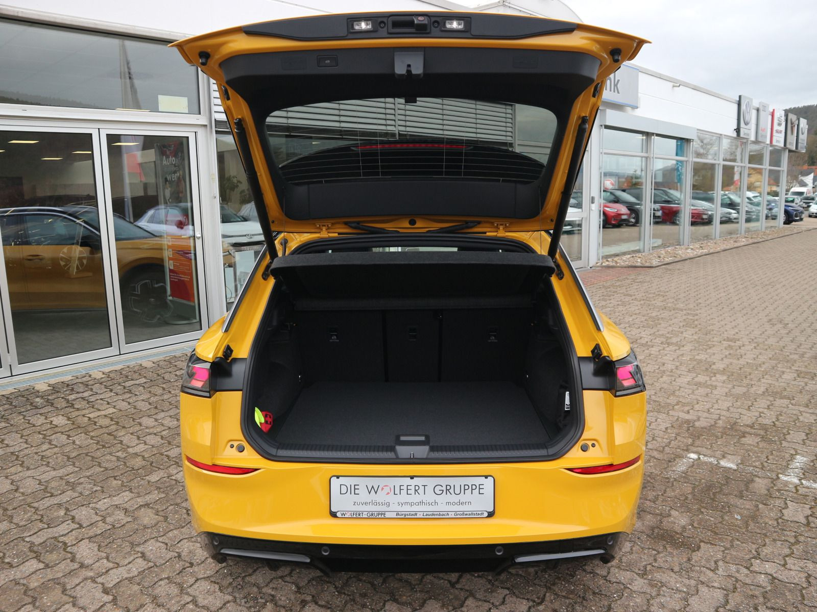 Fahrzeugabbildung Volkswagen T-Roc R-Line 1.5 eTSI OPF (150 PS) DSG *WINTERRÄDER*PANORAMA*NEUES MODELL*