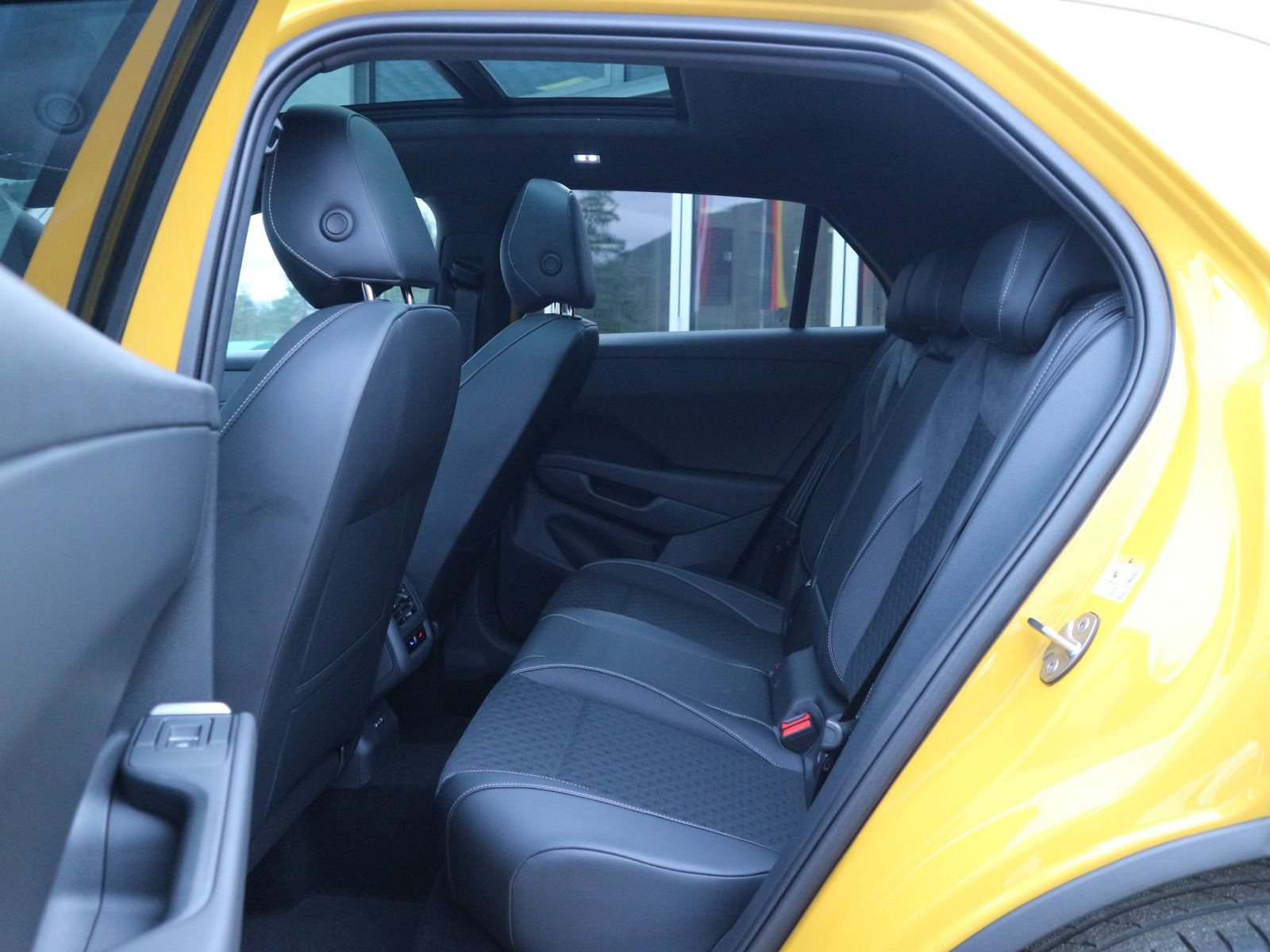 Fahrzeugabbildung Volkswagen T-Roc R-Line 1.5 eTSI OPF (150 PS) DSG *WINTERRÄDER*PANORAMA*NEUES MODELL*