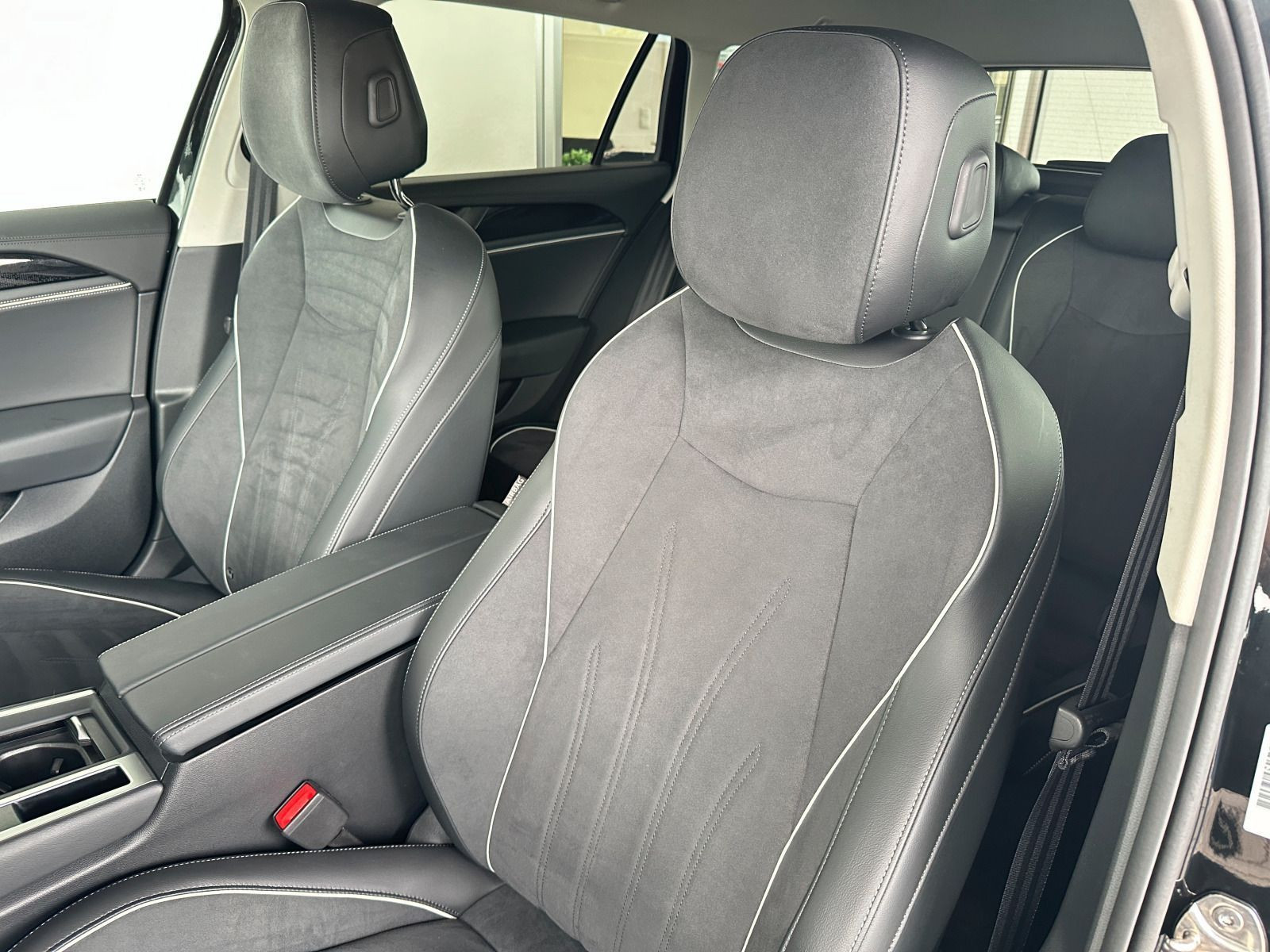 Fahrzeugabbildung Volkswagen Passat Business 1.5 eTSI DSG AHK 360° ACC NAVI CARPLAY