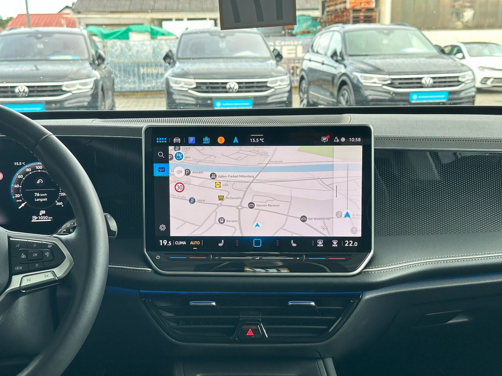 Fahrzeugabbildung Volkswagen Passat Business 1.5 eTSI DSG AHK 360° ACC NAVI CARPLAY