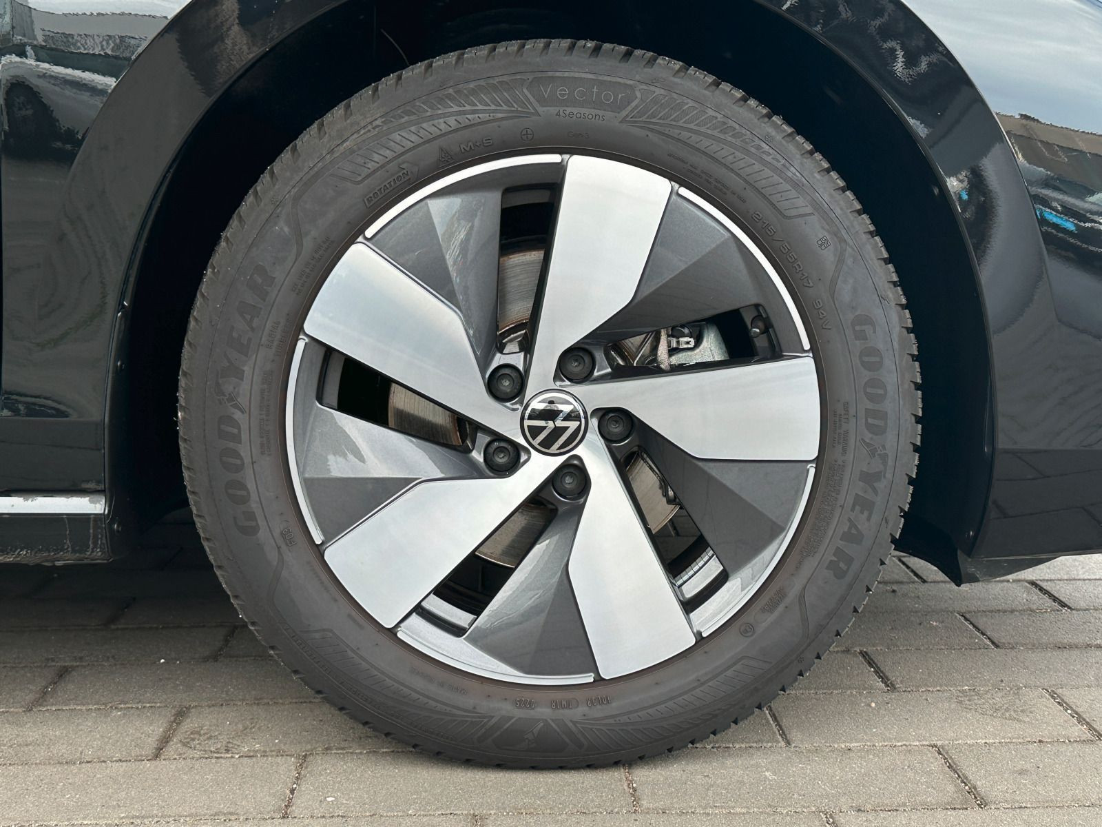 Fahrzeugabbildung Volkswagen Passat Business 1.5 eTSI DSG AHK 360° ACC NAVI CARPLAY