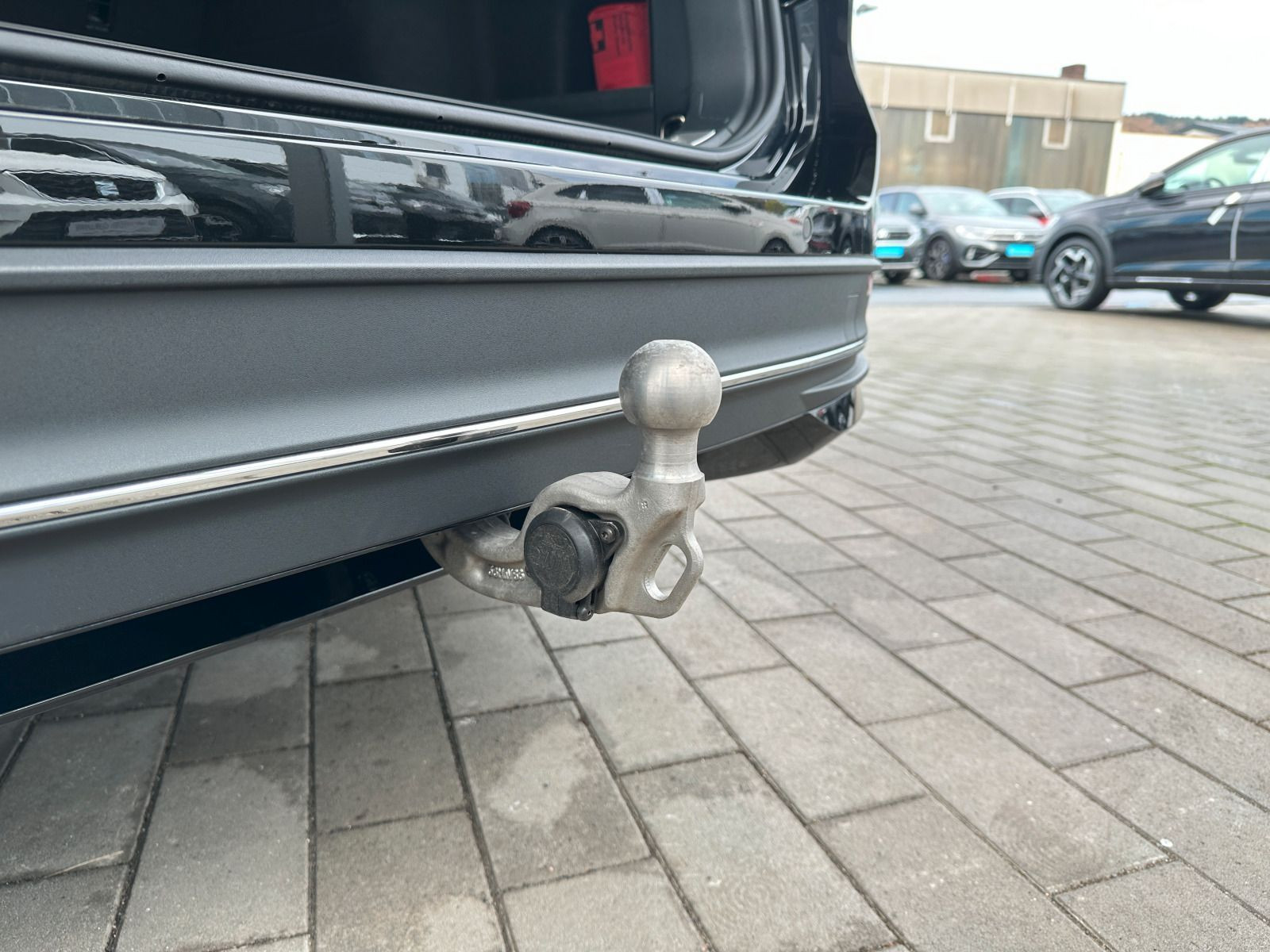 Fahrzeugabbildung Volkswagen Passat Business 1.5 eTSI DSG AHK 360° ACC NAVI CARPLAY