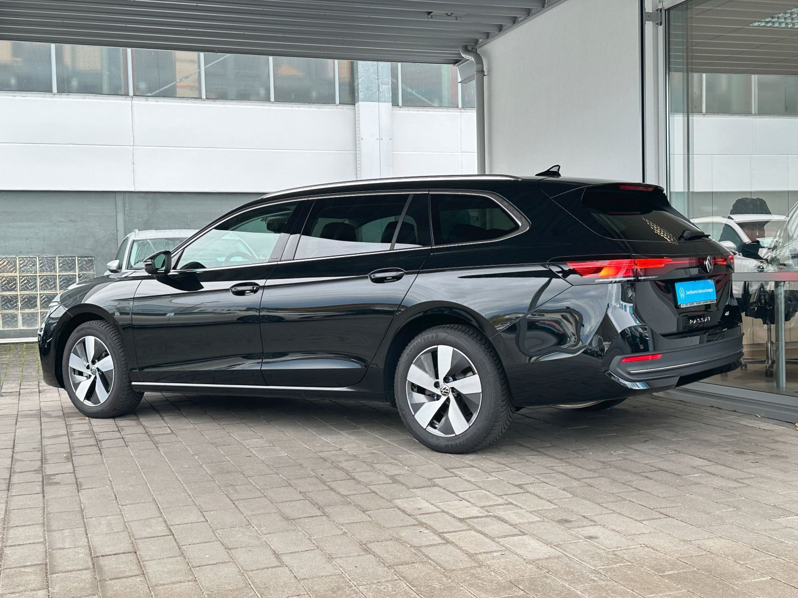 Fahrzeugabbildung Volkswagen Passat Business 1.5 eTSI DSG AHK 360° ACC NAVI CARPLAY