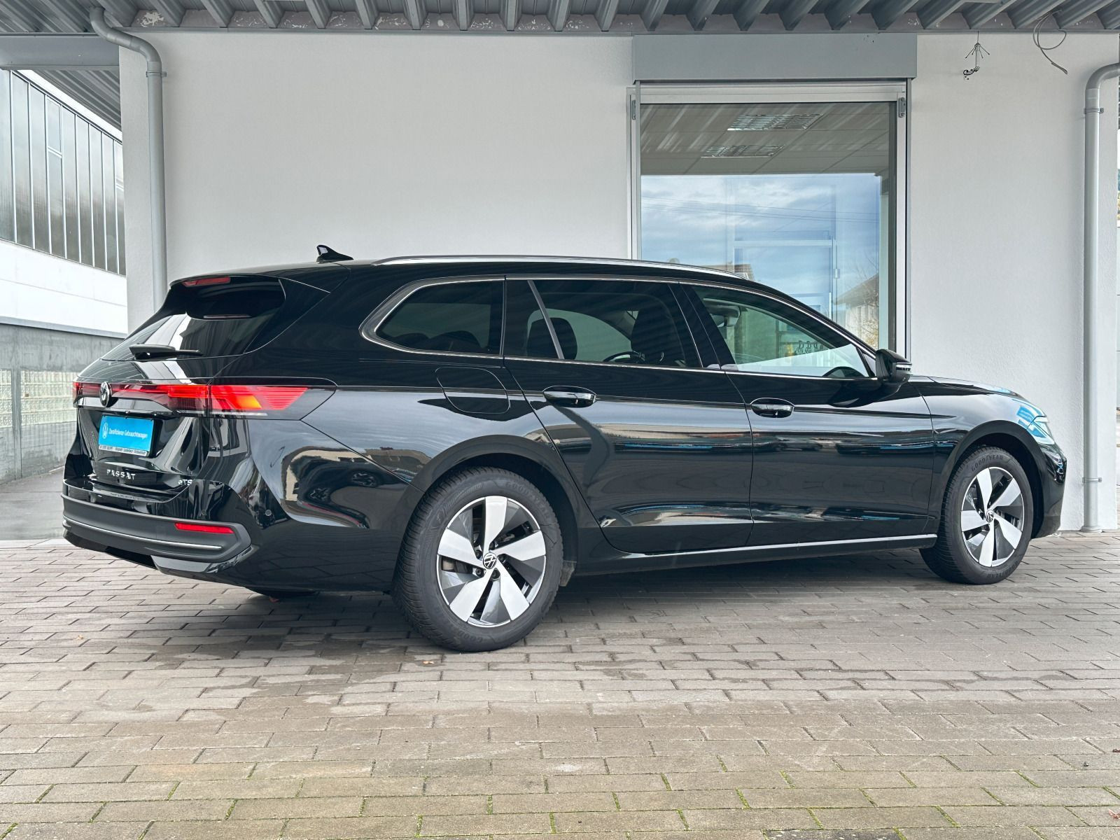 Fahrzeugabbildung Volkswagen Passat Business 1.5 eTSI DSG AHK 360° ACC NAVI CARPLAY