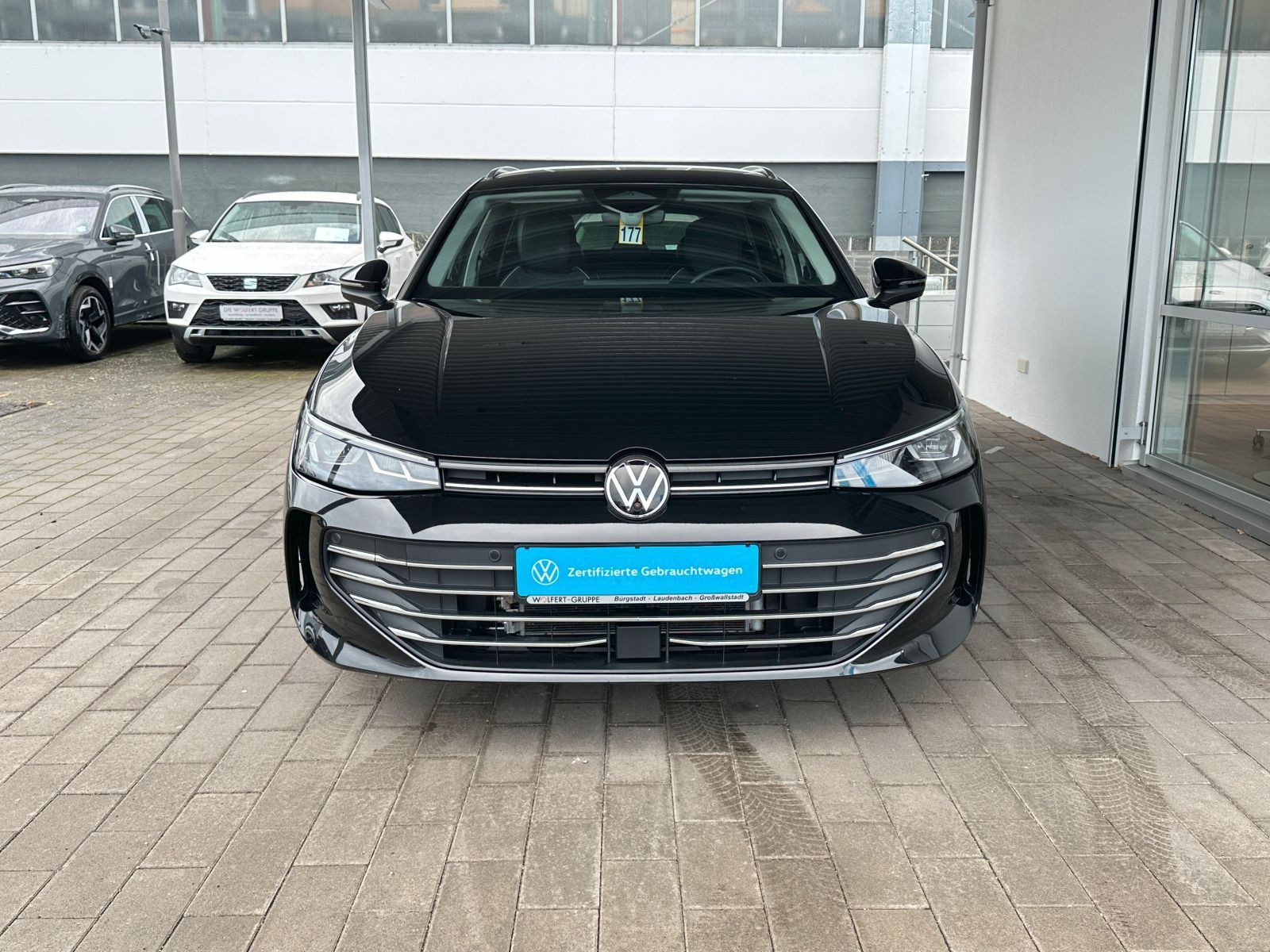 Fahrzeugabbildung Volkswagen Passat Business 1.5 eTSI DSG AHK 360° ACC NAVI CARPLAY