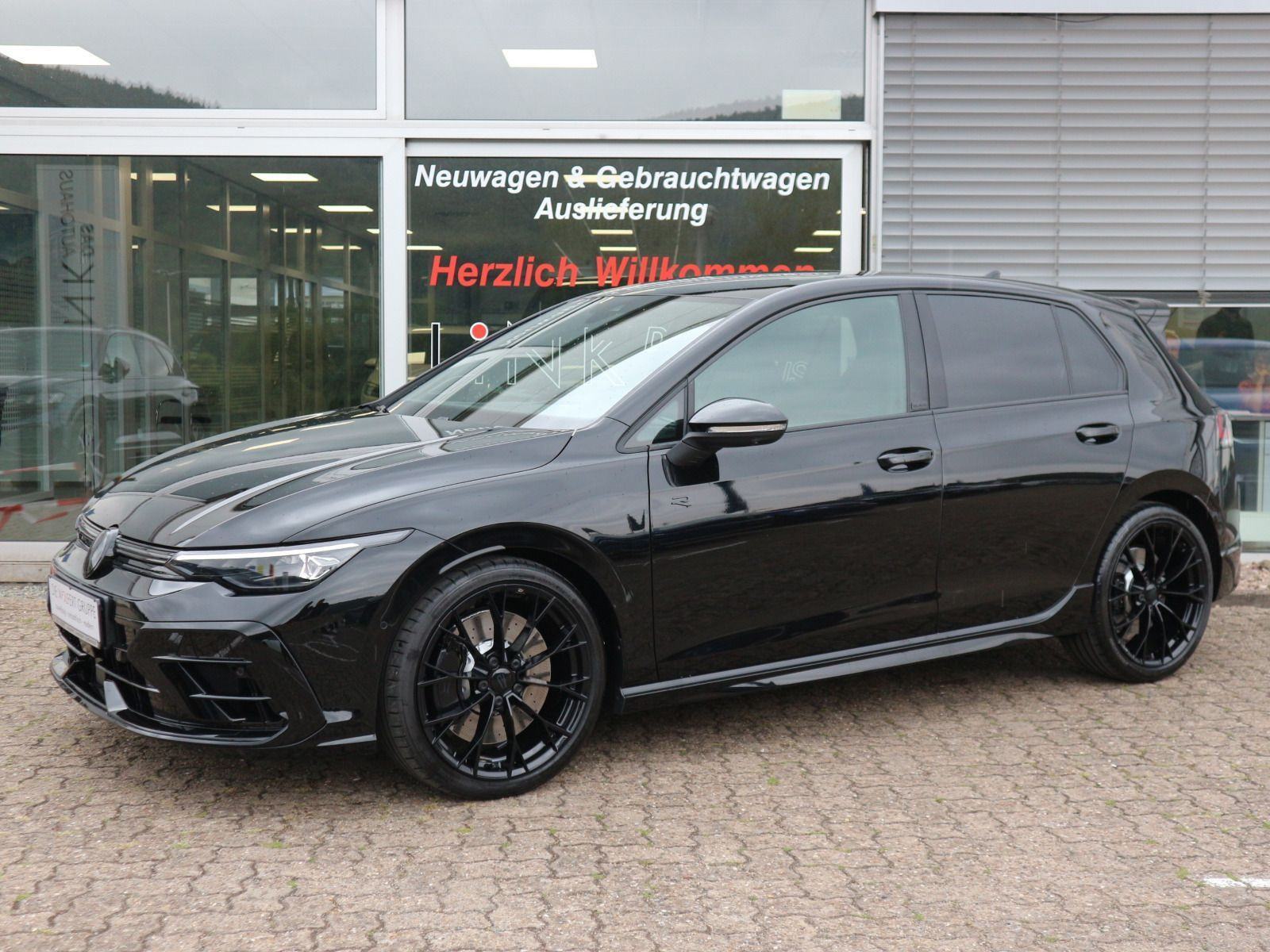 Fahrzeugabbildung Volkswagen Golf R BLACK-EDITION 2,0 TSI OPF 4MOTION (333 PS) DSG*AKRAPOVIC*LEDER*HARMAN KARDON*R-PERFORMANCE*WINTERRÄDER*