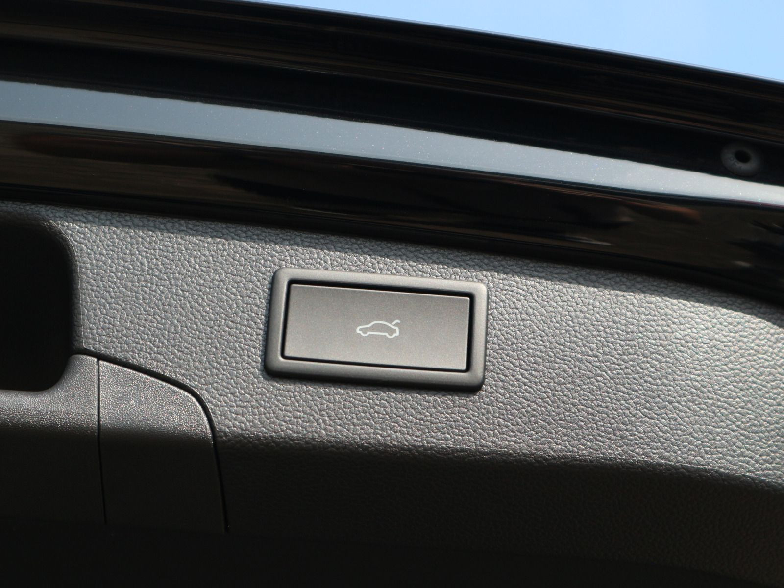 Fahrzeugabbildung Volkswagen Passat R-Line 2,0 l TSI OPF 4MOTION (265 PS) DSG *BLACKSTYLE*AHK*