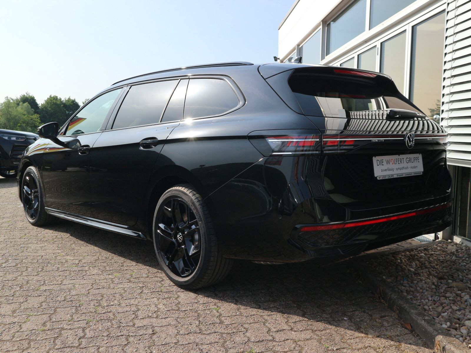 Fahrzeugabbildung Volkswagen Passat R-Line 2,0 l TSI OPF 4MOTION (265 PS) DSG *BLACKSTYLE*AHK*