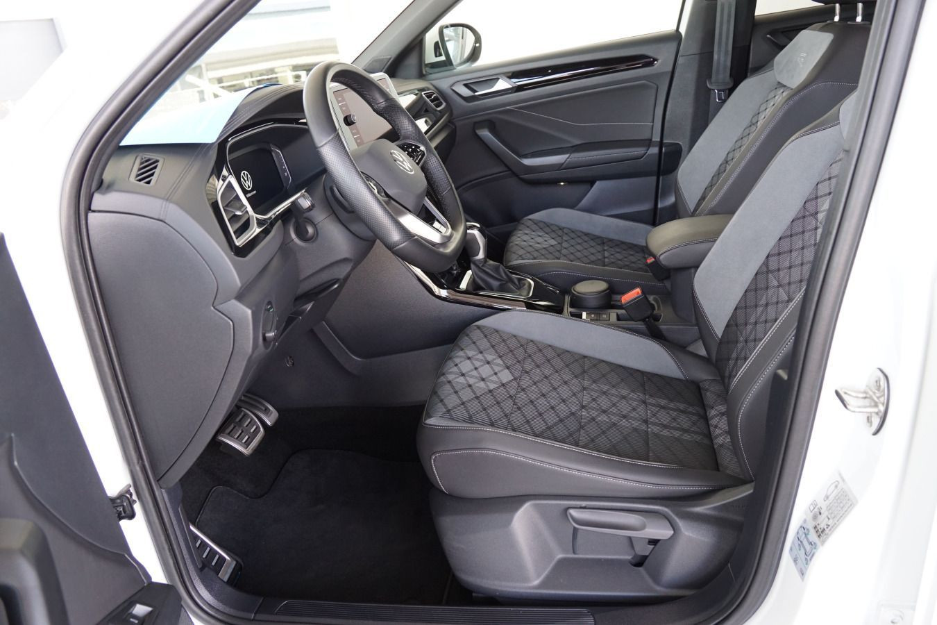 Fahrzeugabbildung Volkswagen T-Roc R-Line 1.5 TSI DSG AHK ACC LED NAVI